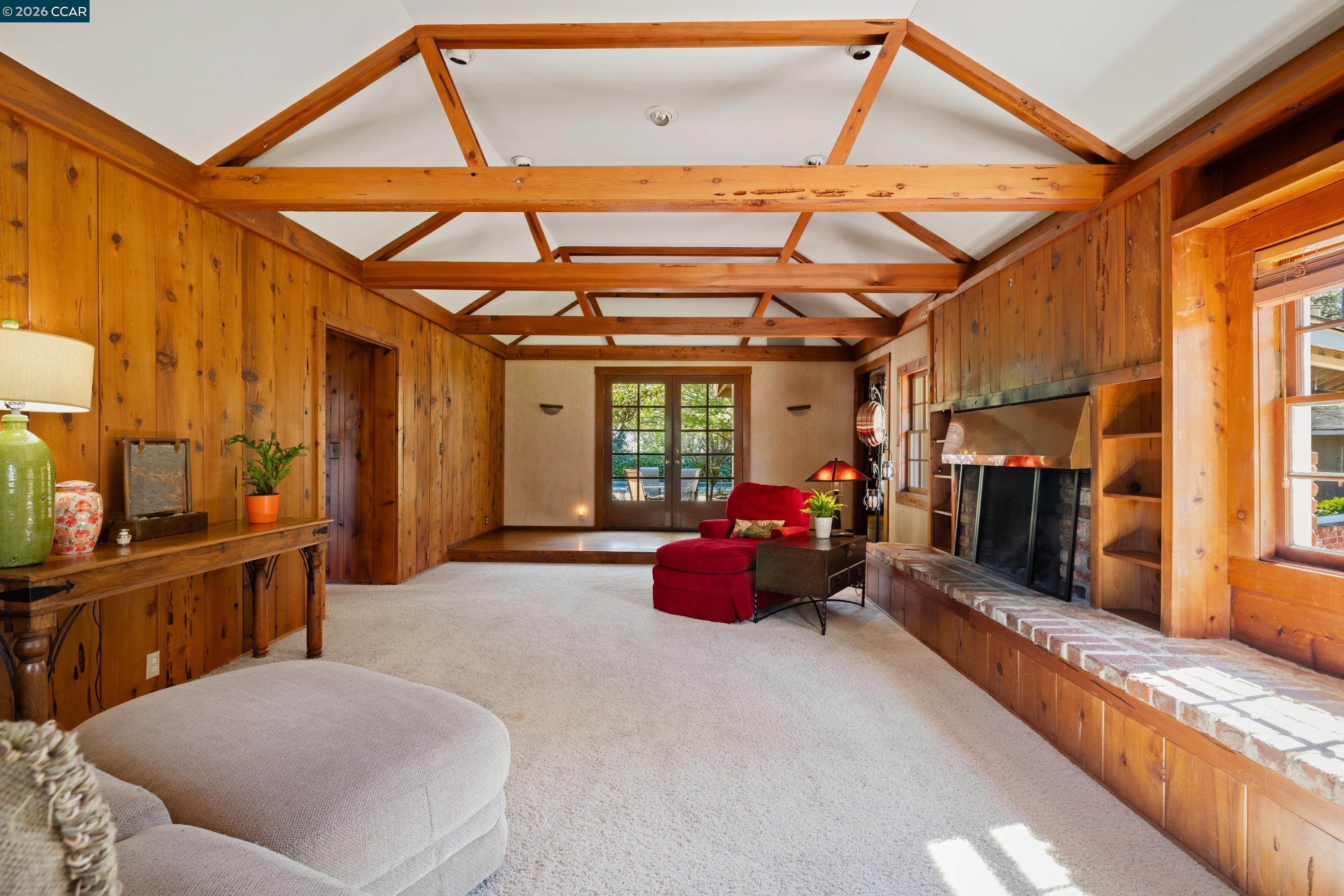 1370 Pine Tree Dr
