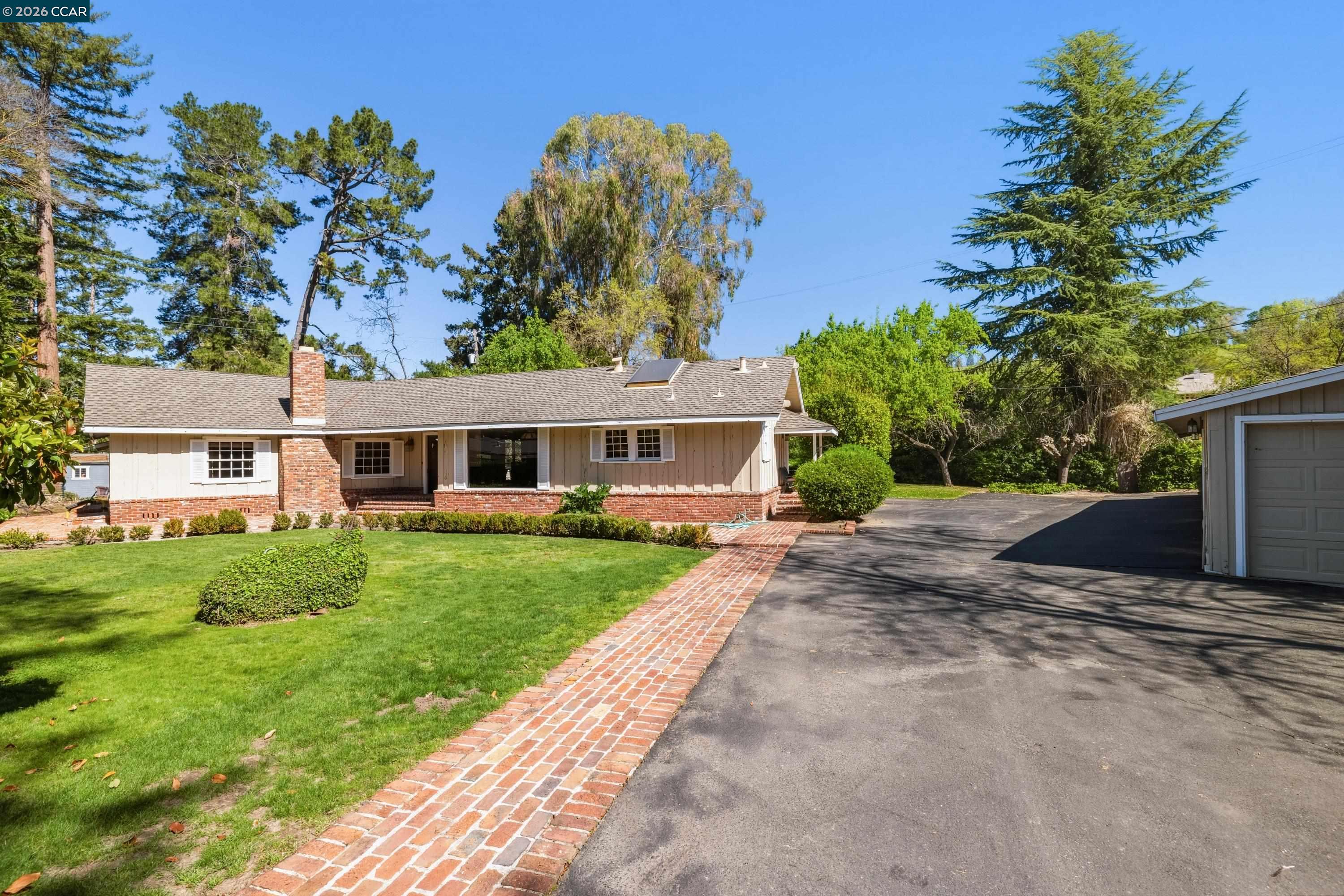 1370 Pine Tree Dr