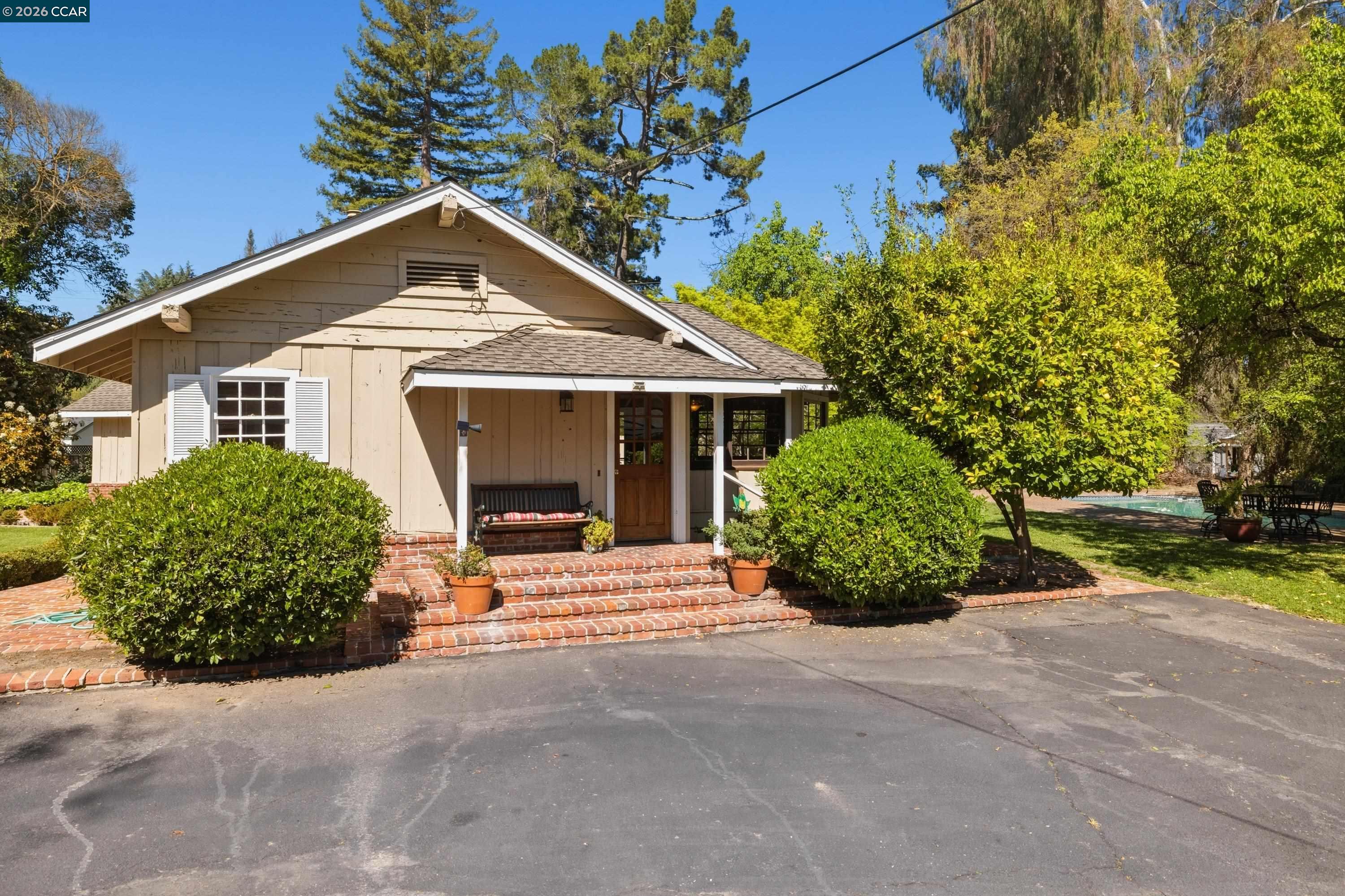 1370 Pine Tree Dr
