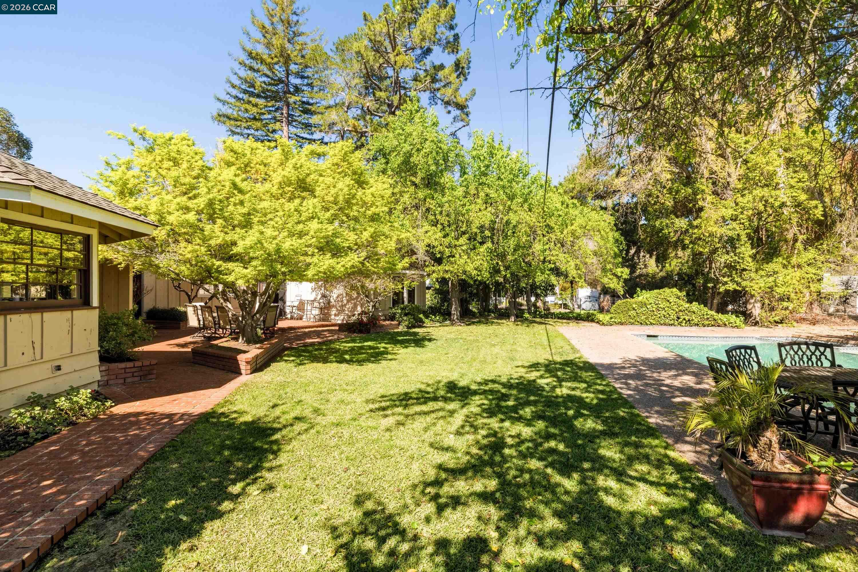 1370 Pine Tree Dr
