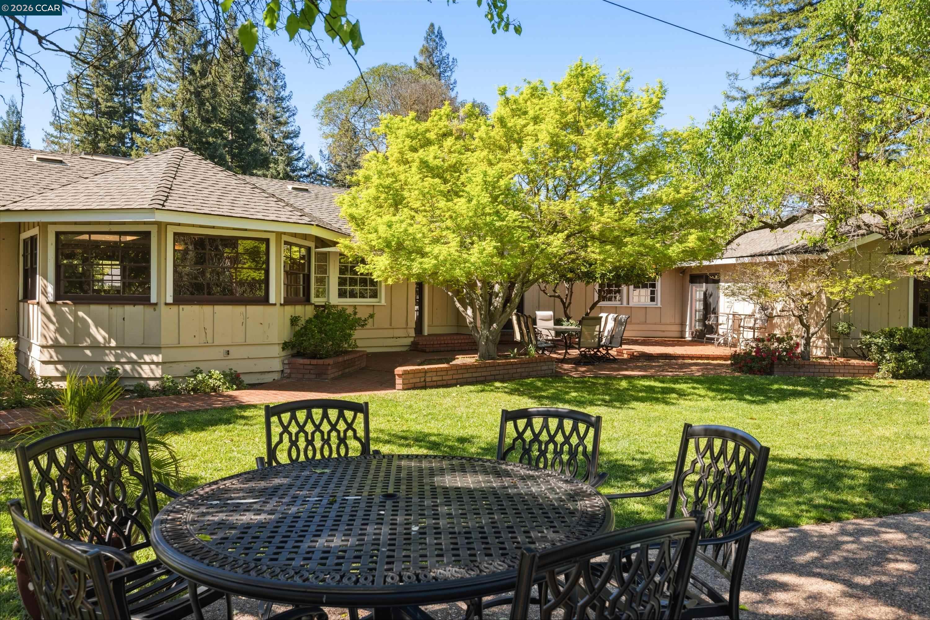 1370 Pine Tree Dr