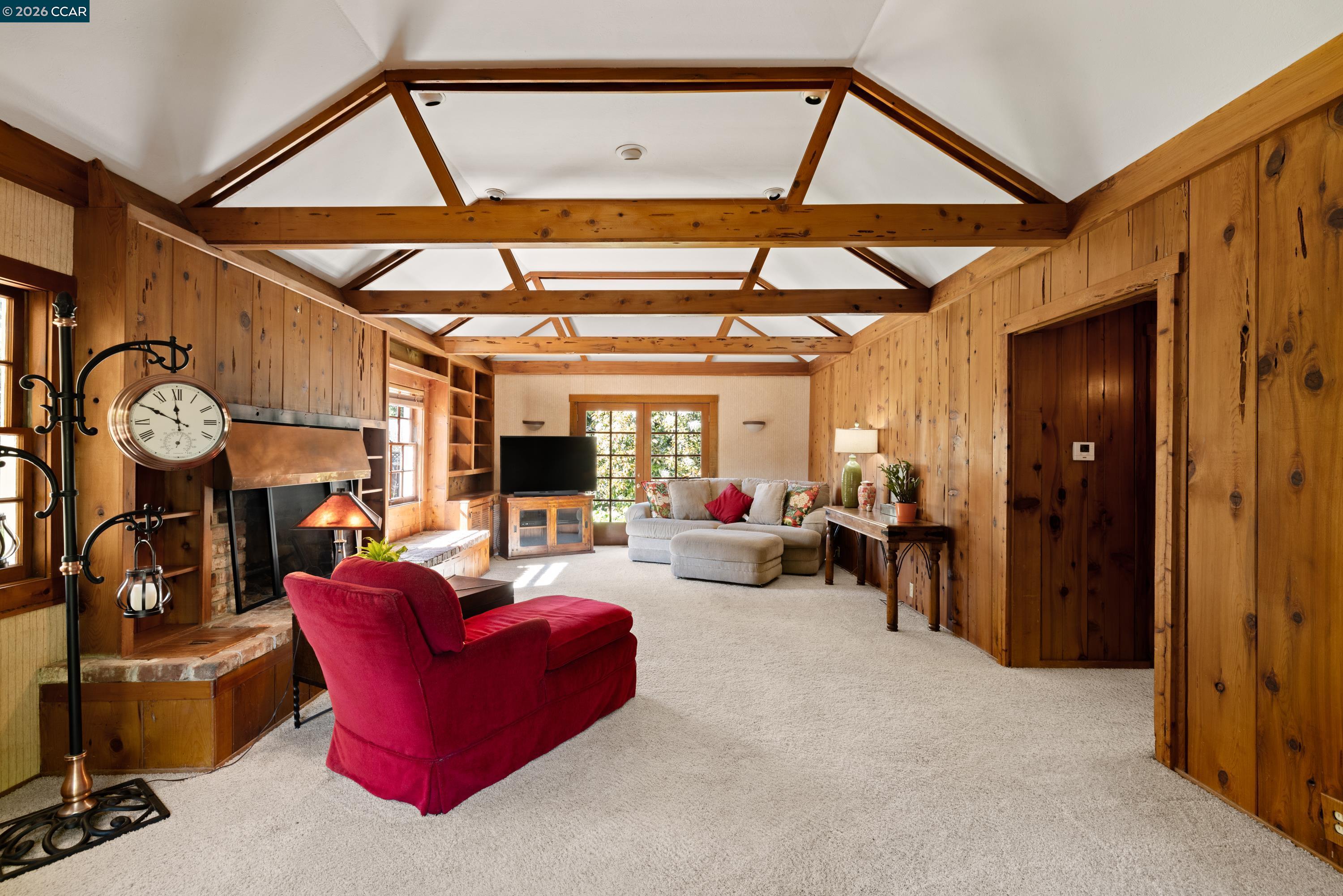 1370 Pine Tree Dr