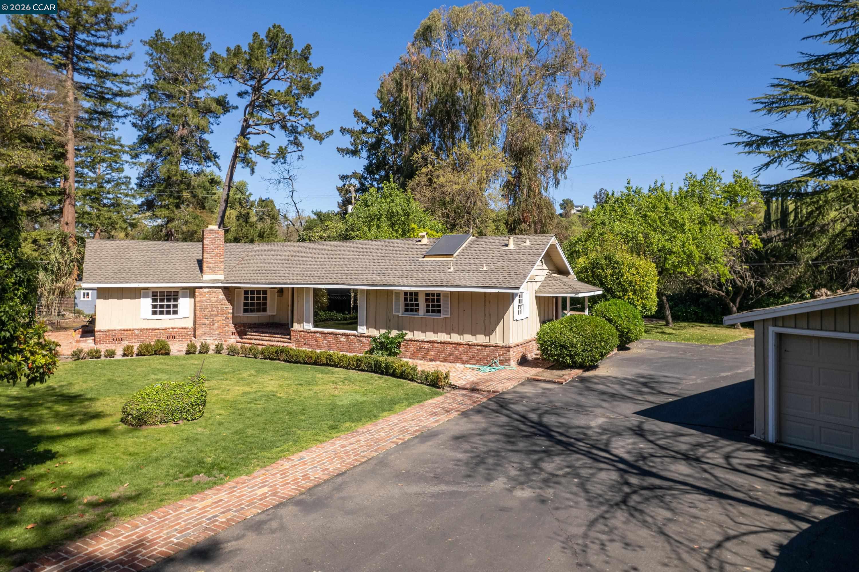 1370 Pine Tree Dr