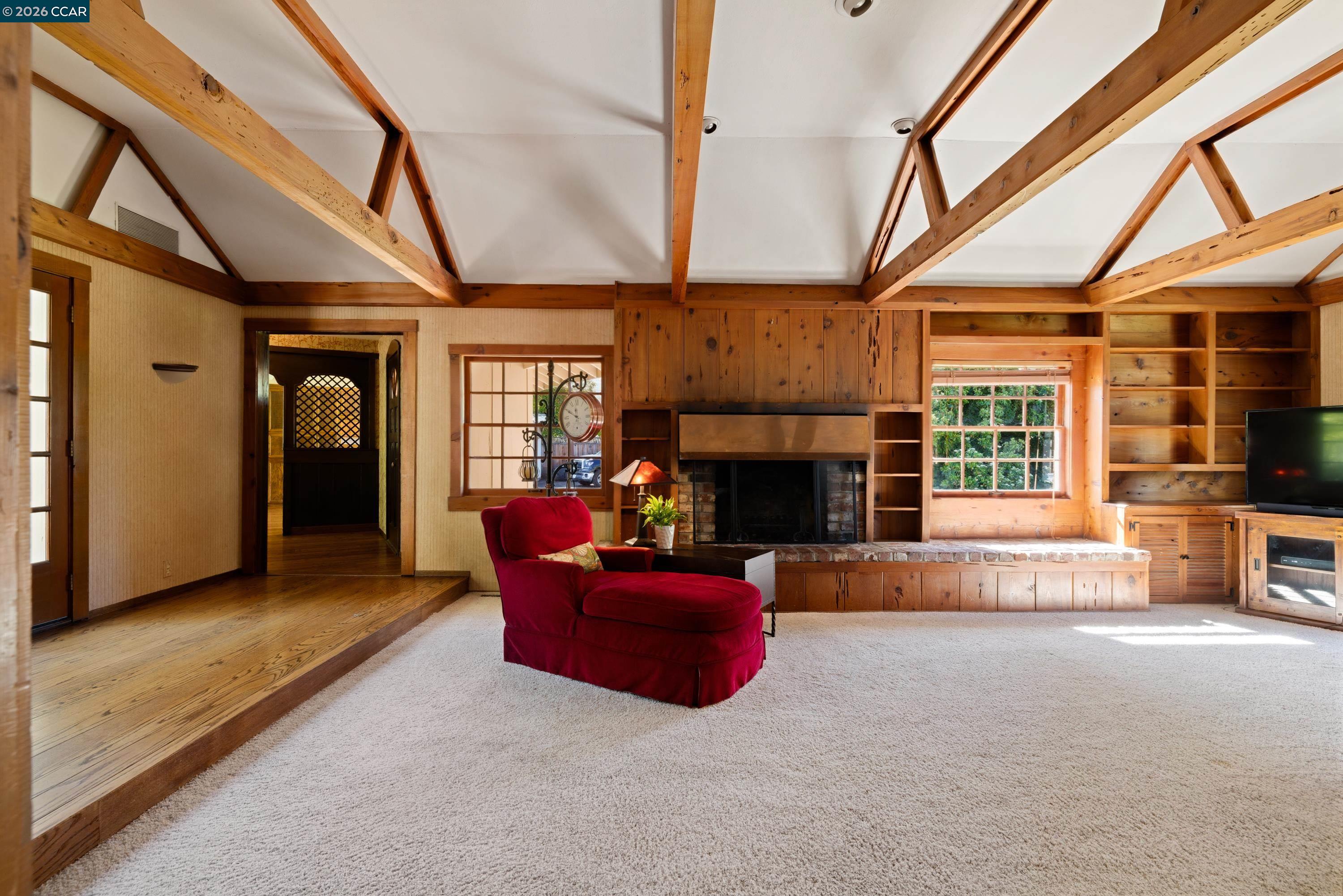 1370 Pine Tree Dr