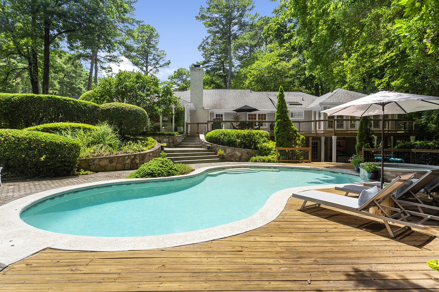 6385 Riverside Drive
