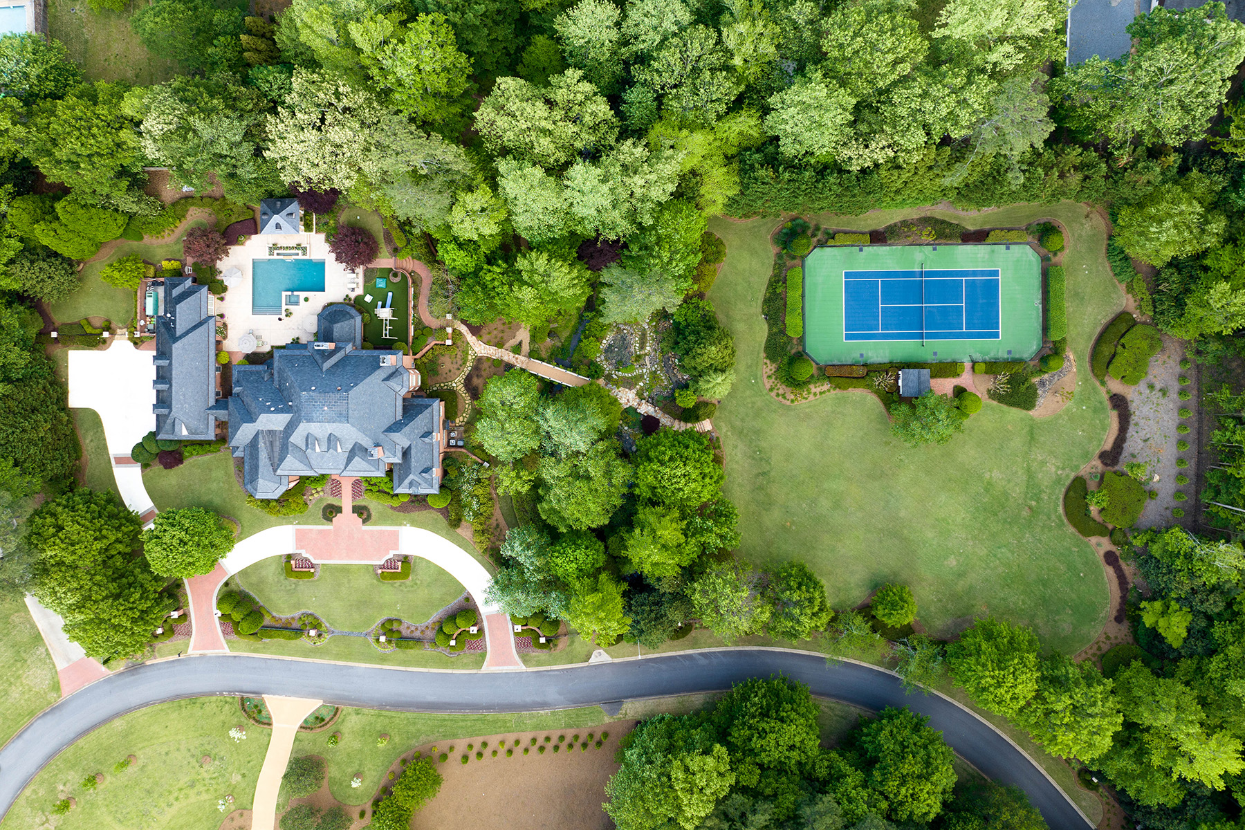 2804 Spreading Oaks Drive