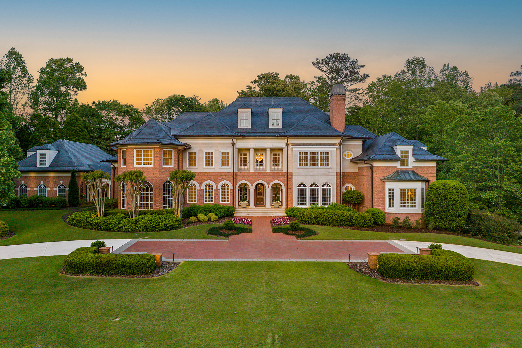 2804 Spreading Oaks Drive