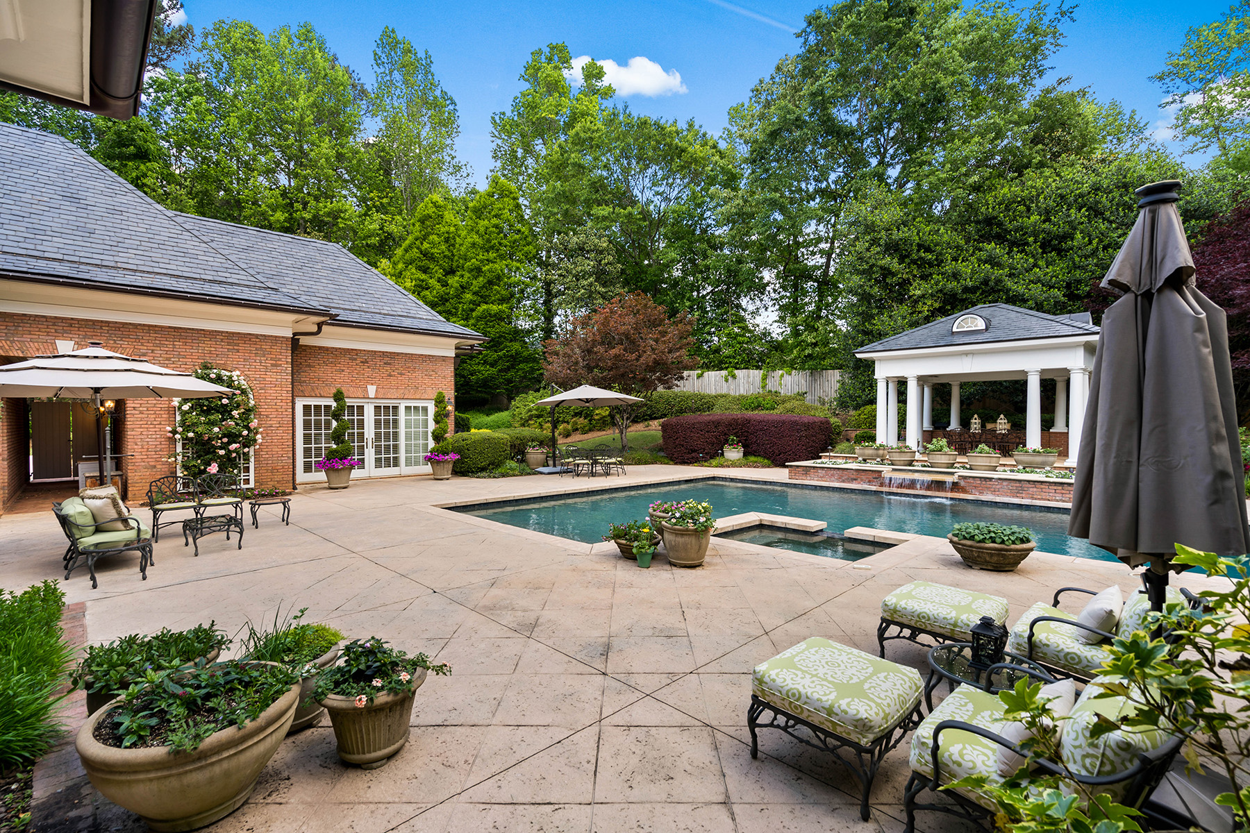 2804 Spreading Oaks Drive