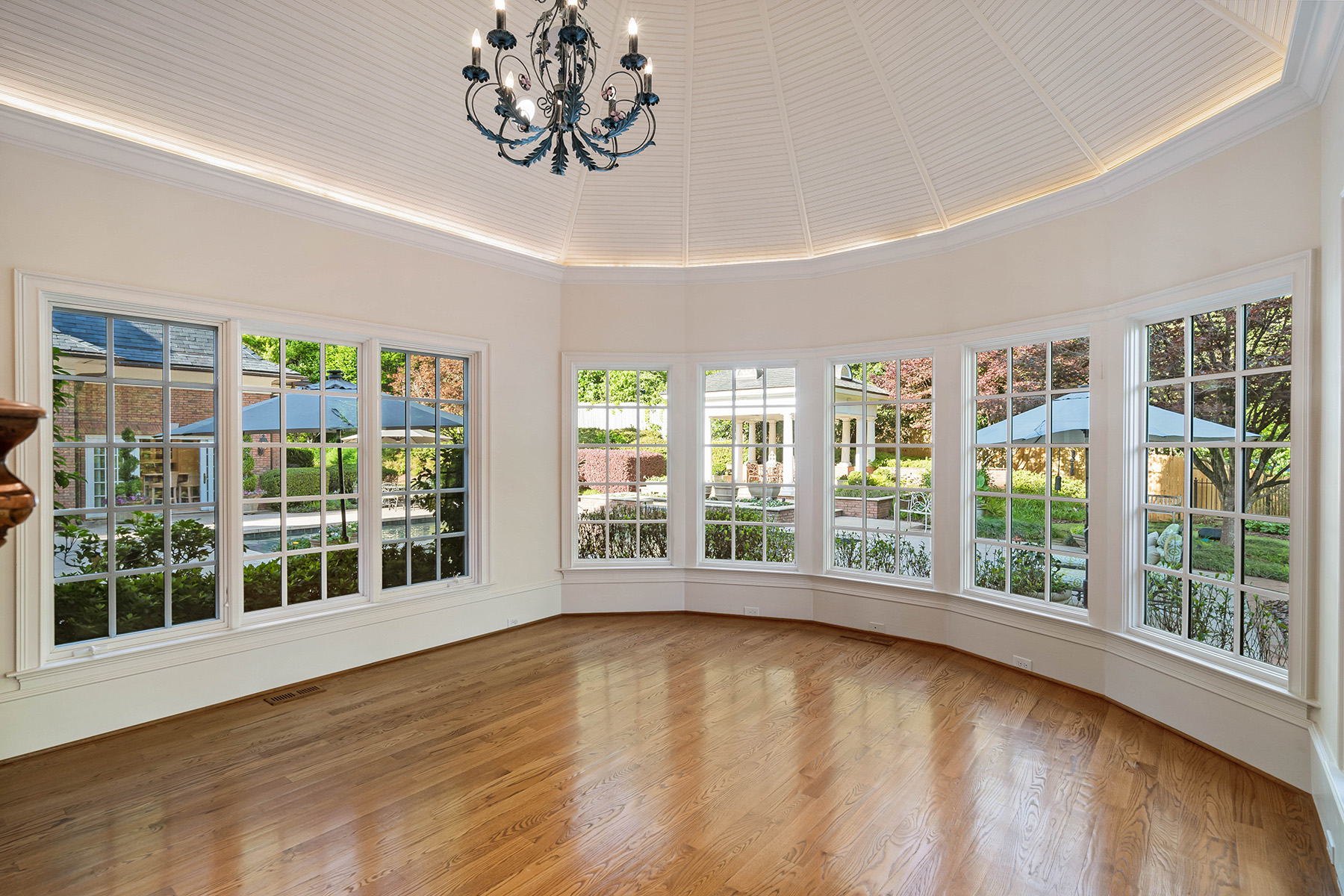 2804 Spreading Oaks Drive