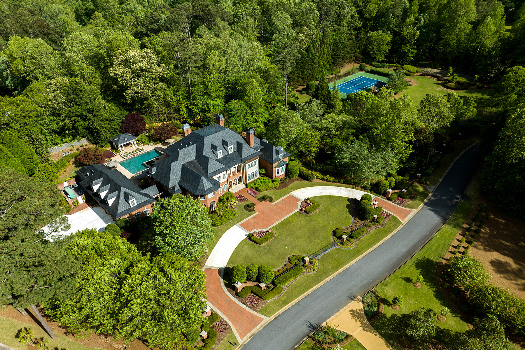 2804 Spreading Oaks Drive