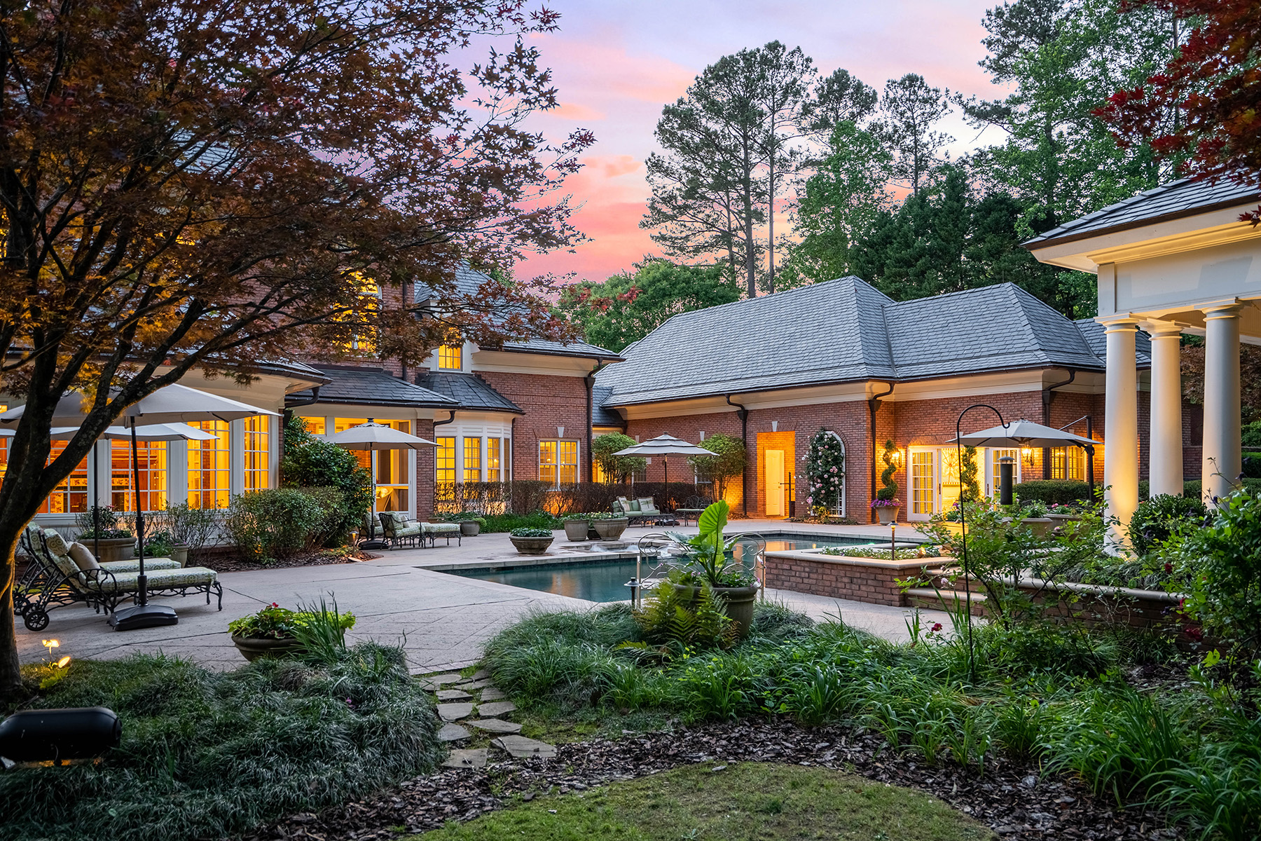 2804 Spreading Oaks Drive
