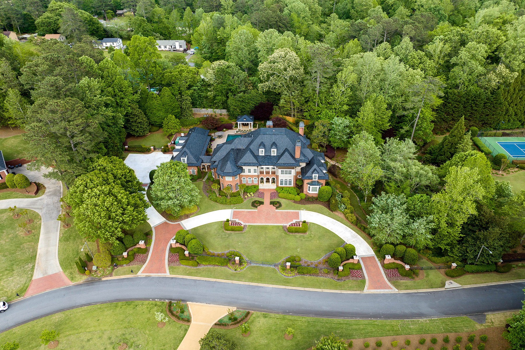 2804 Spreading Oaks Drive