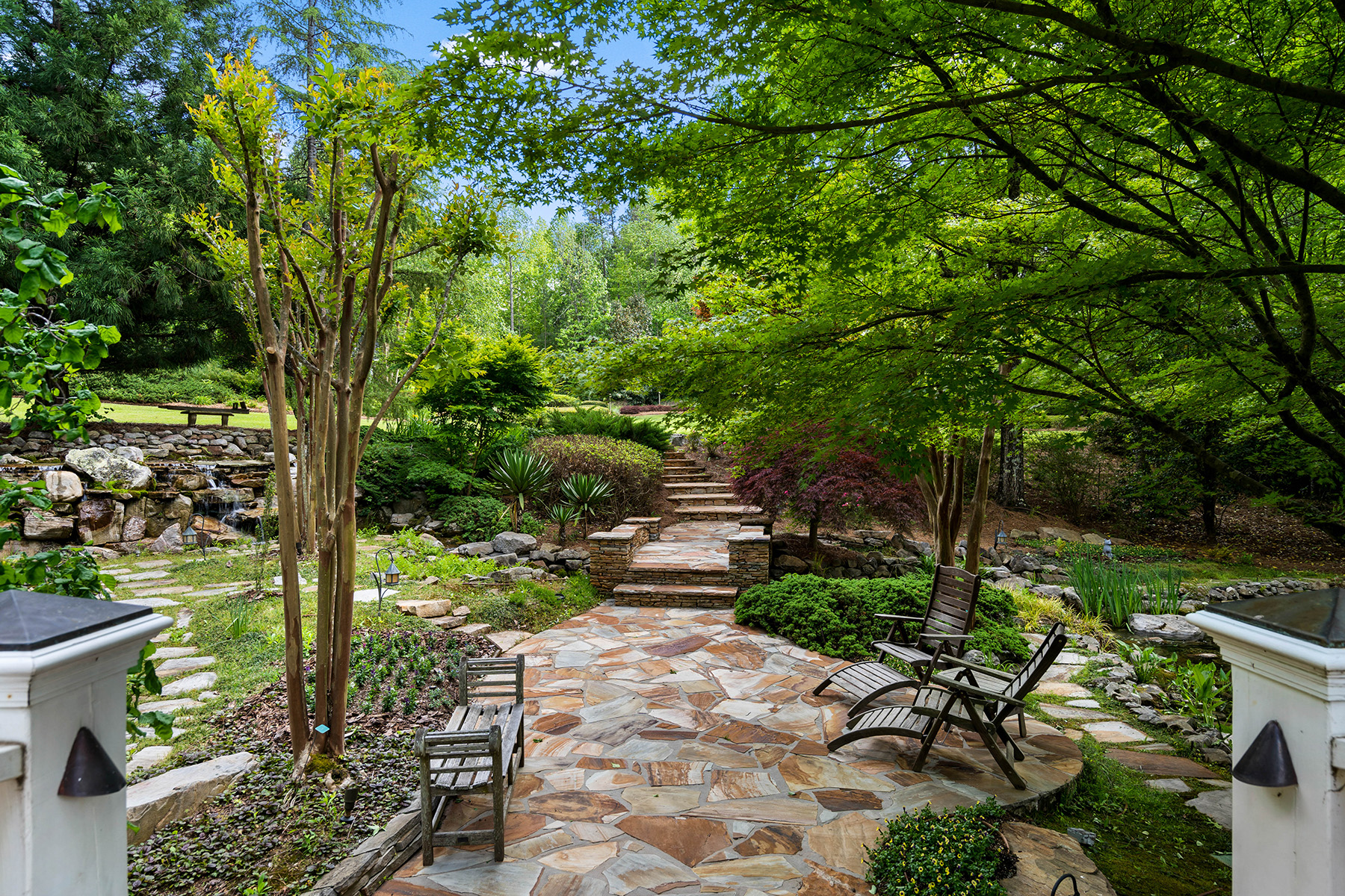 2804 Spreading Oaks Drive
