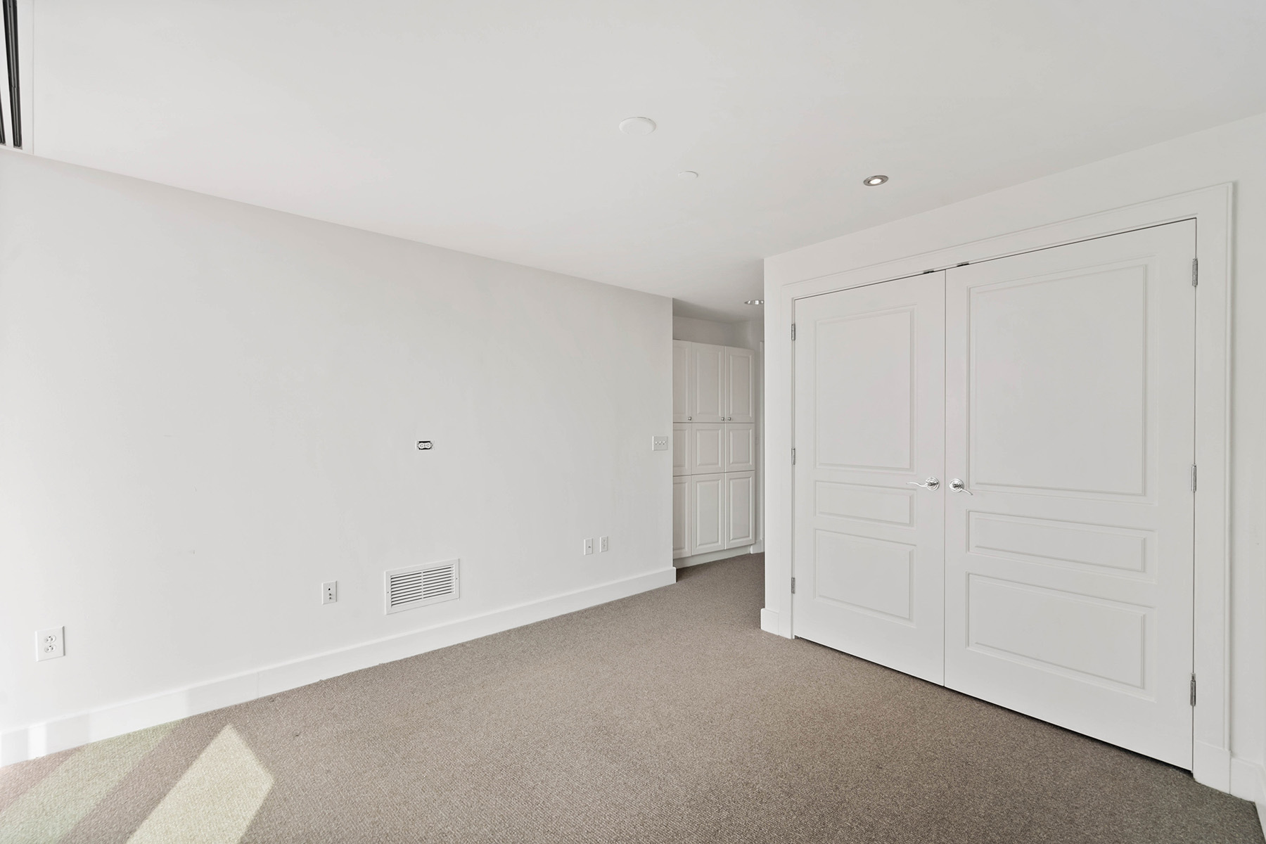 700 Park Regency Place No. 2004