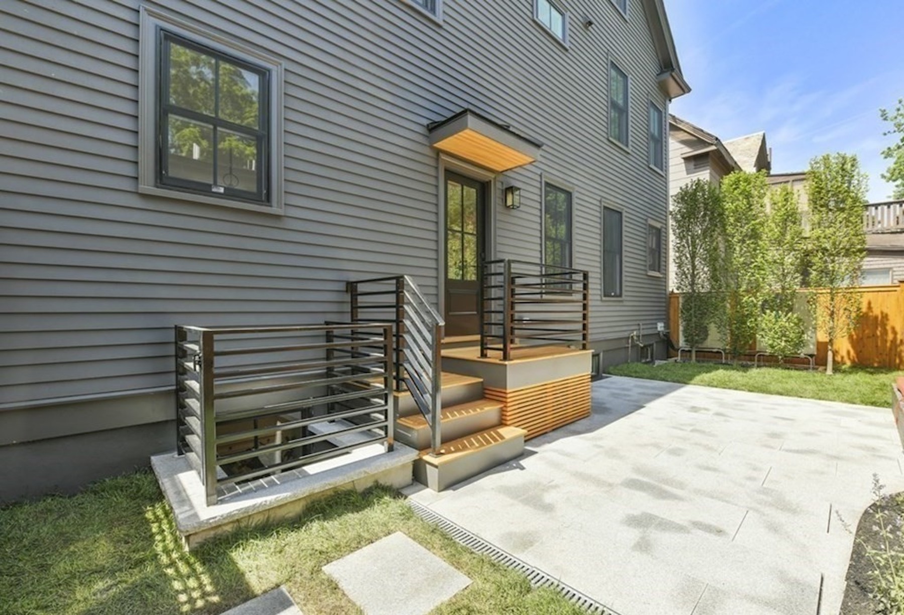 37 Hubbard Ave Front