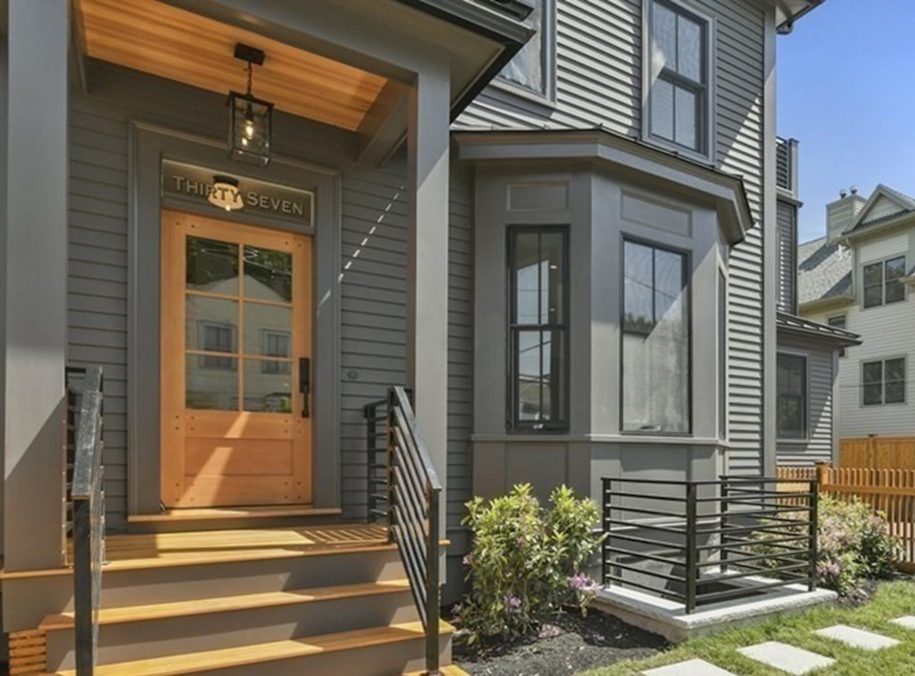 37 Hubbard Ave Front
