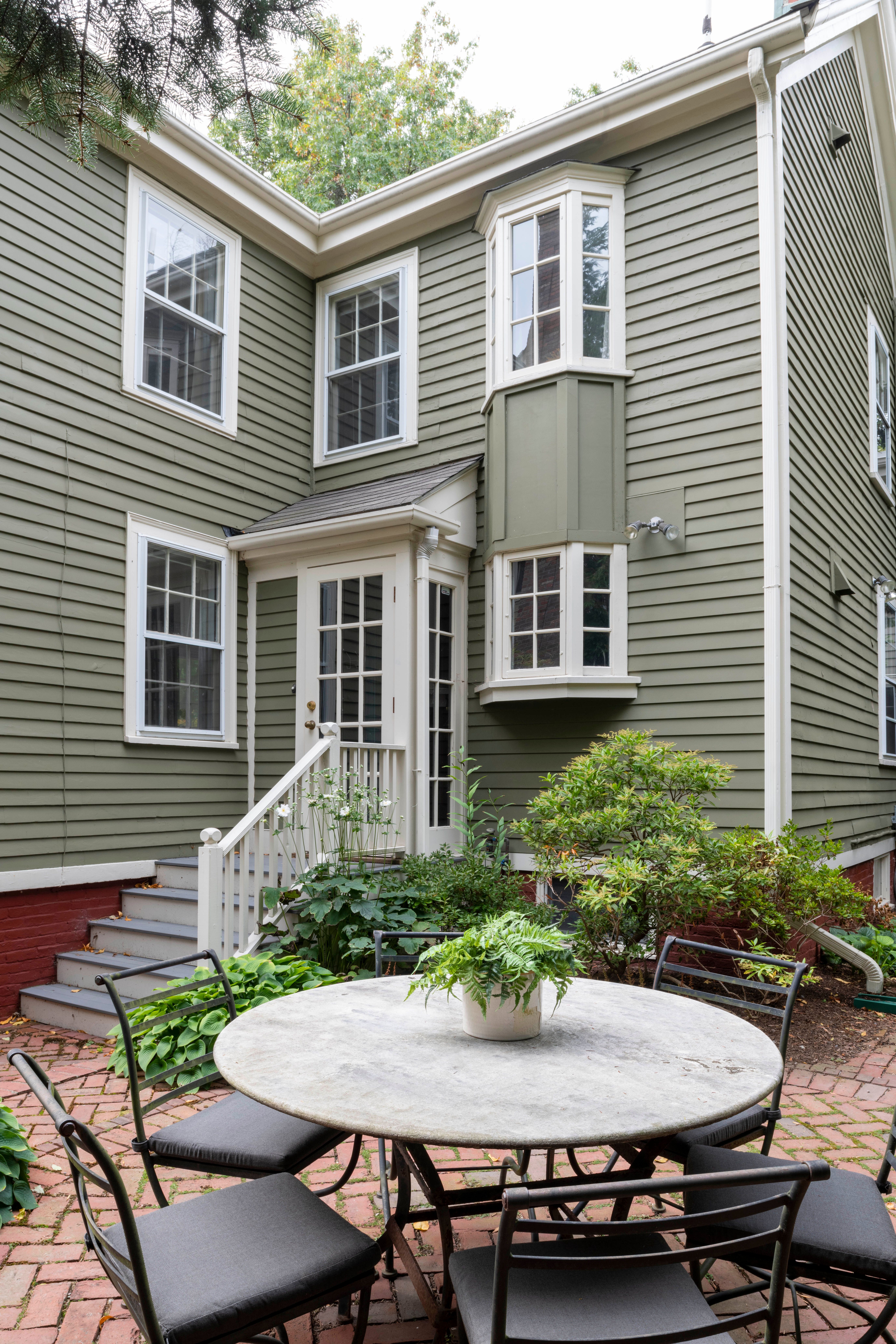 11 Foster St