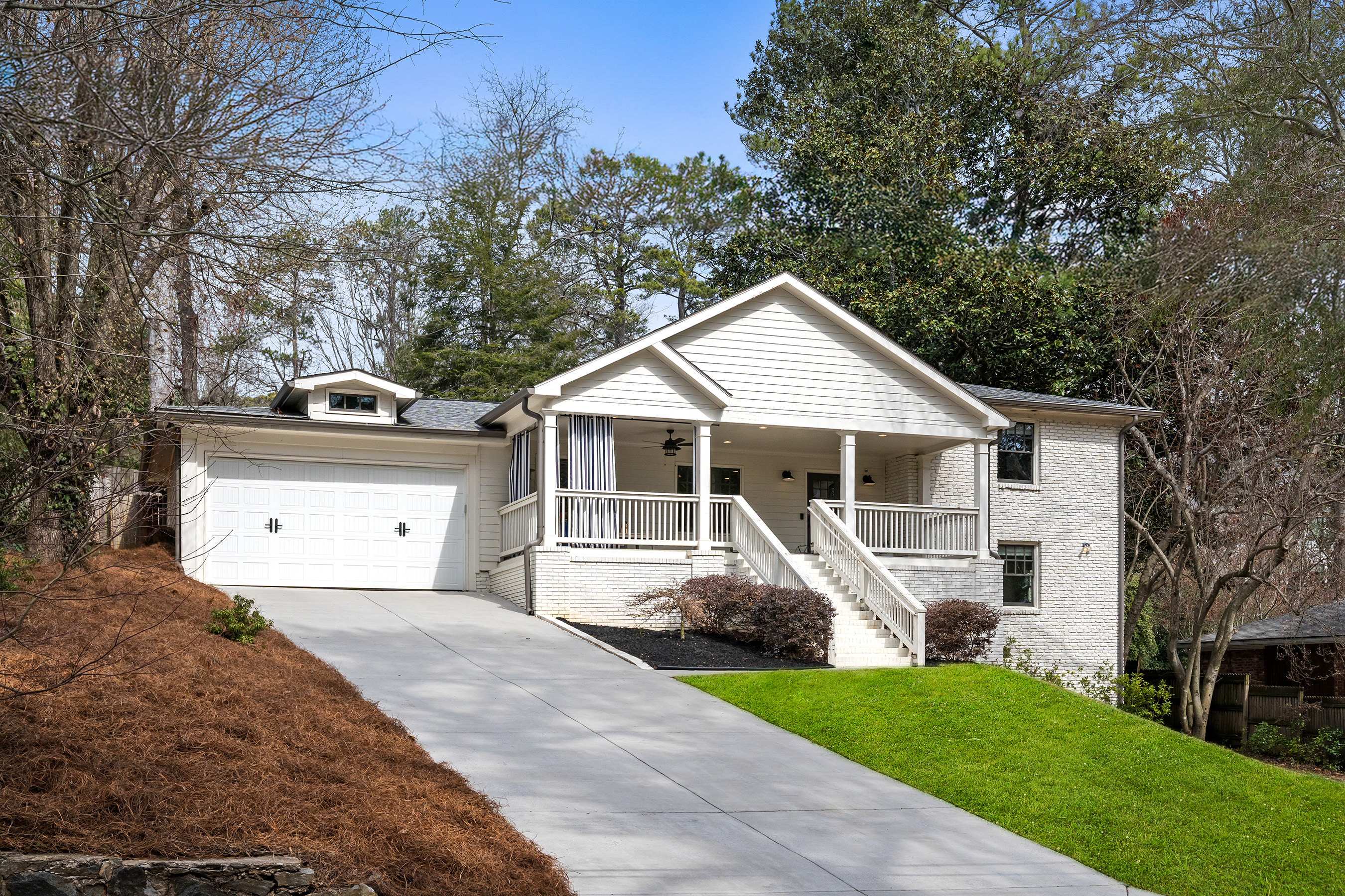 348 Lakemoore Drive NE