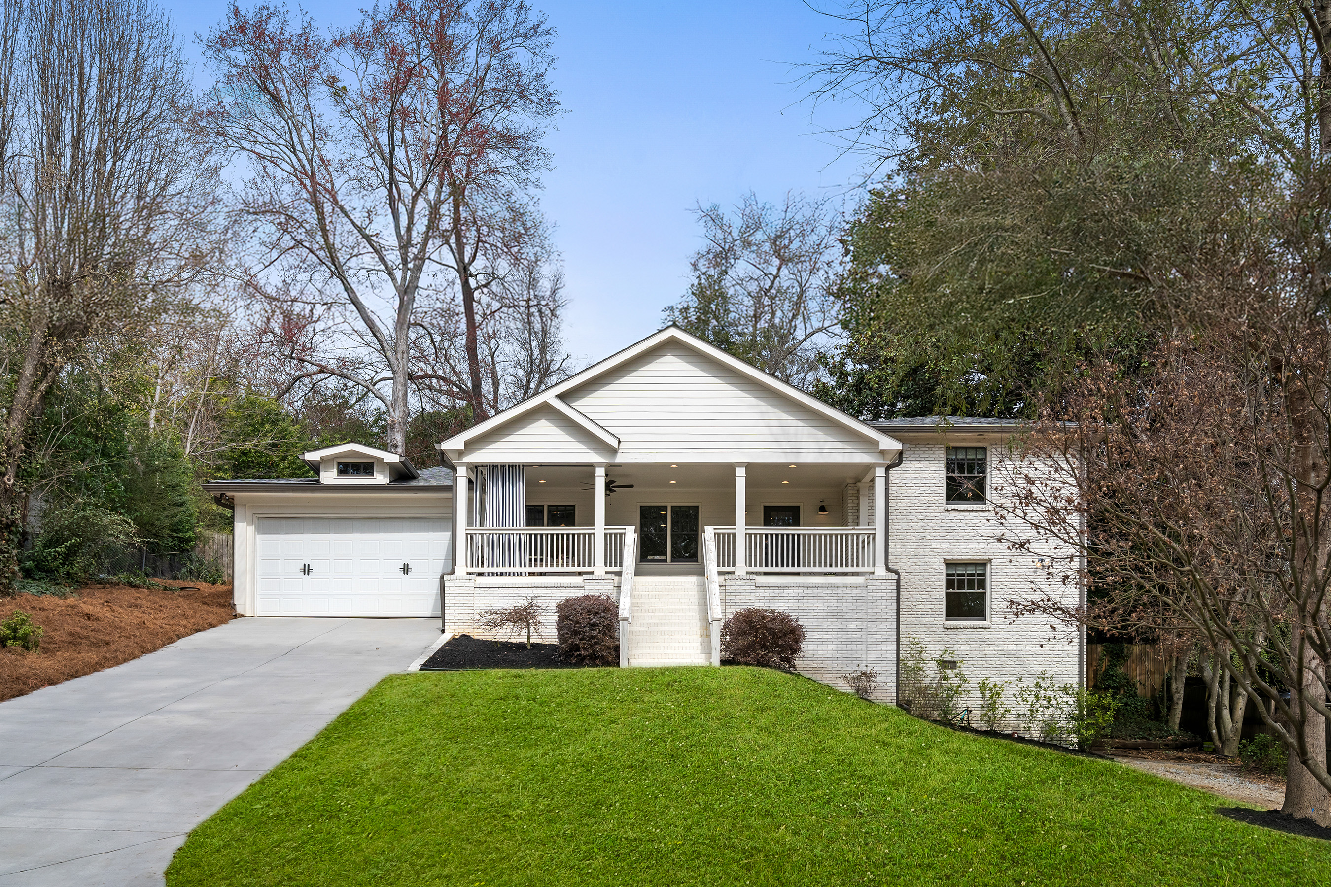 348 Lakemoore Drive NE