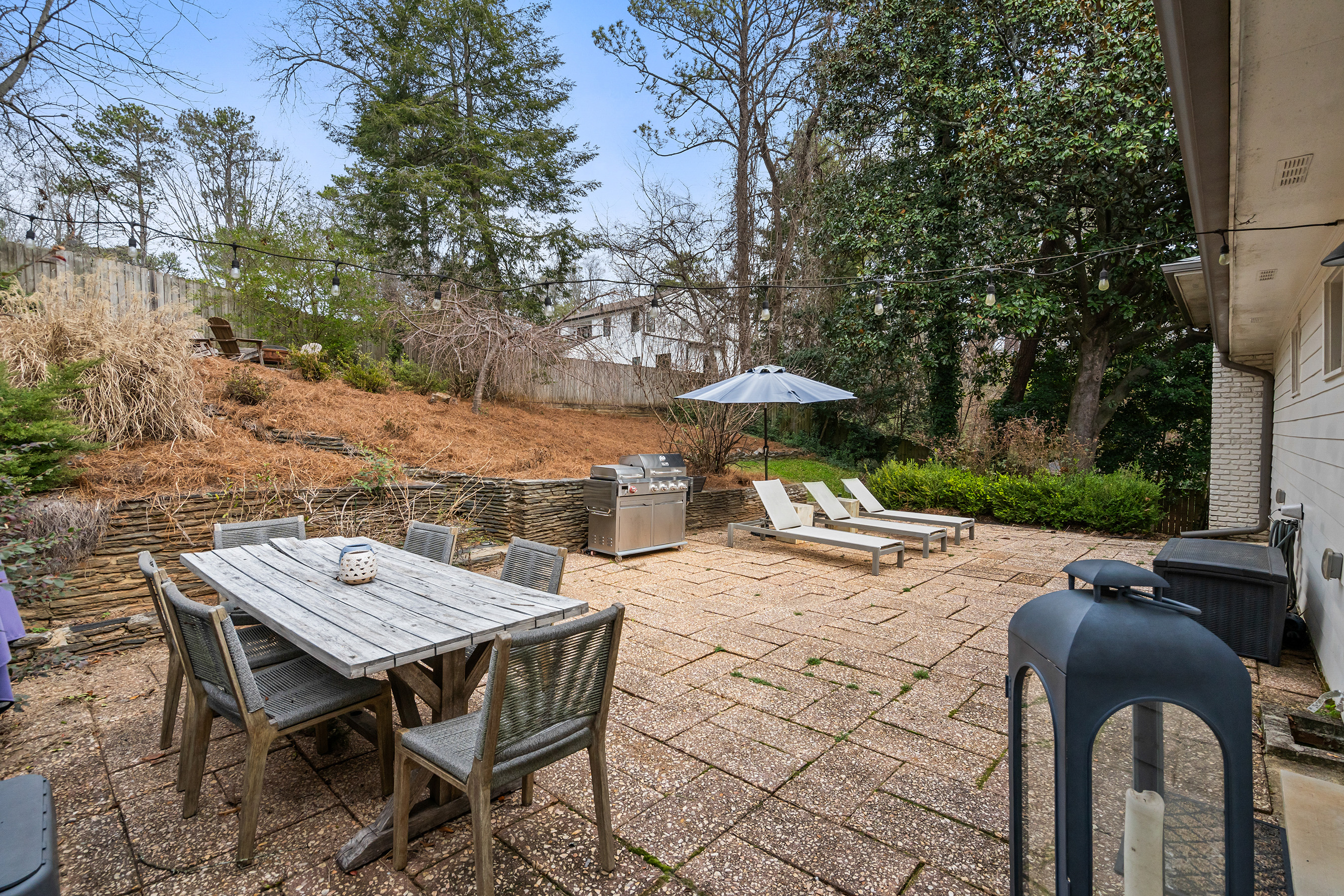 348 Lakemoore Drive NE