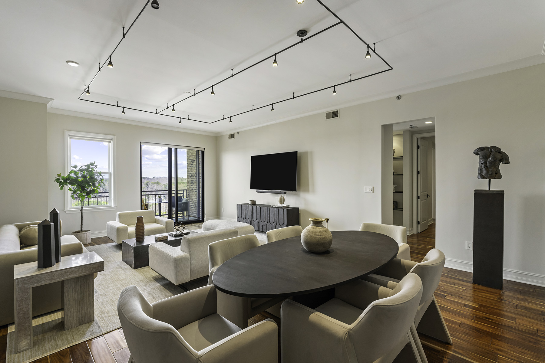 2233 Peachtree Road NE No. 902