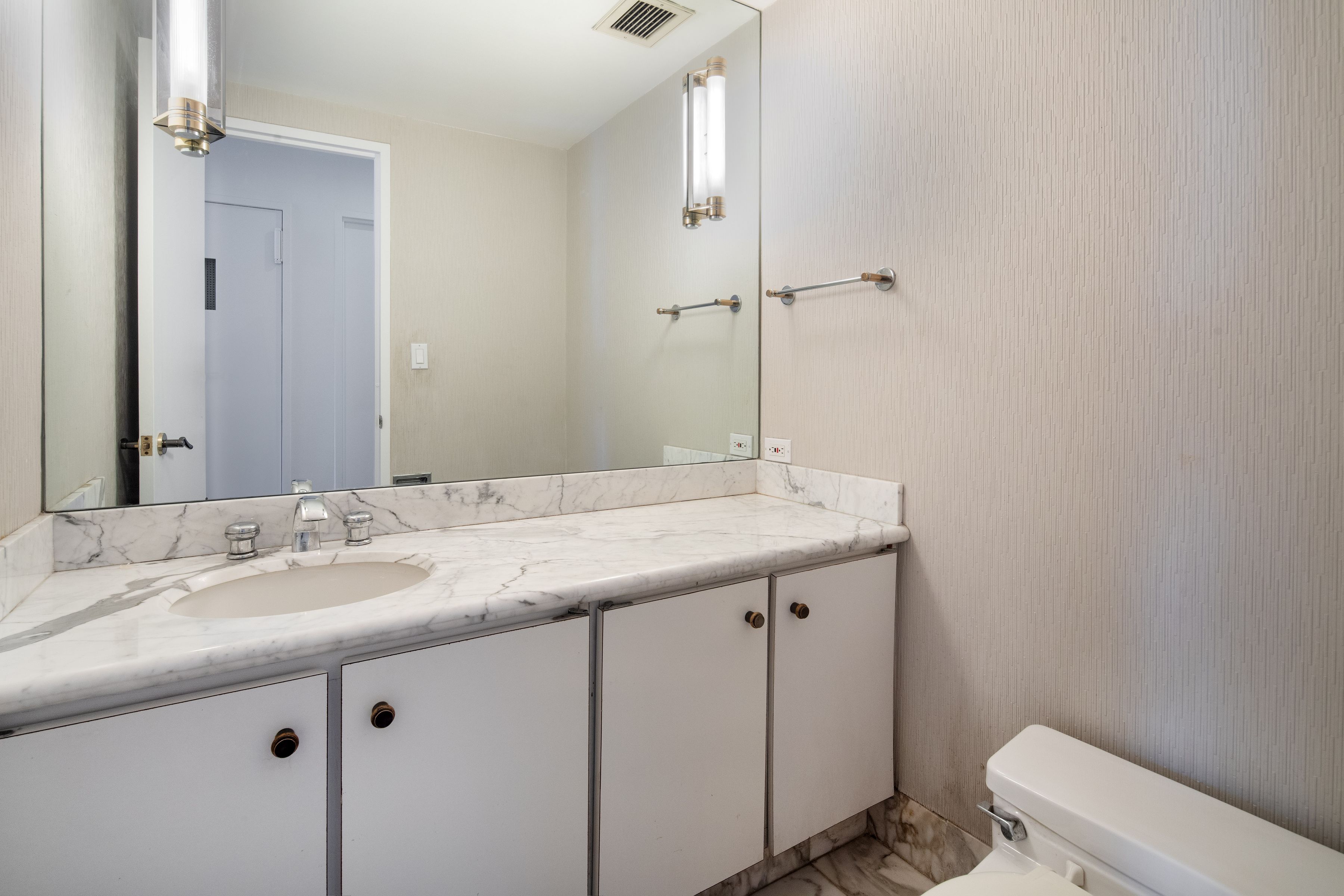 860 United Nations Plaza Penthouse 37E