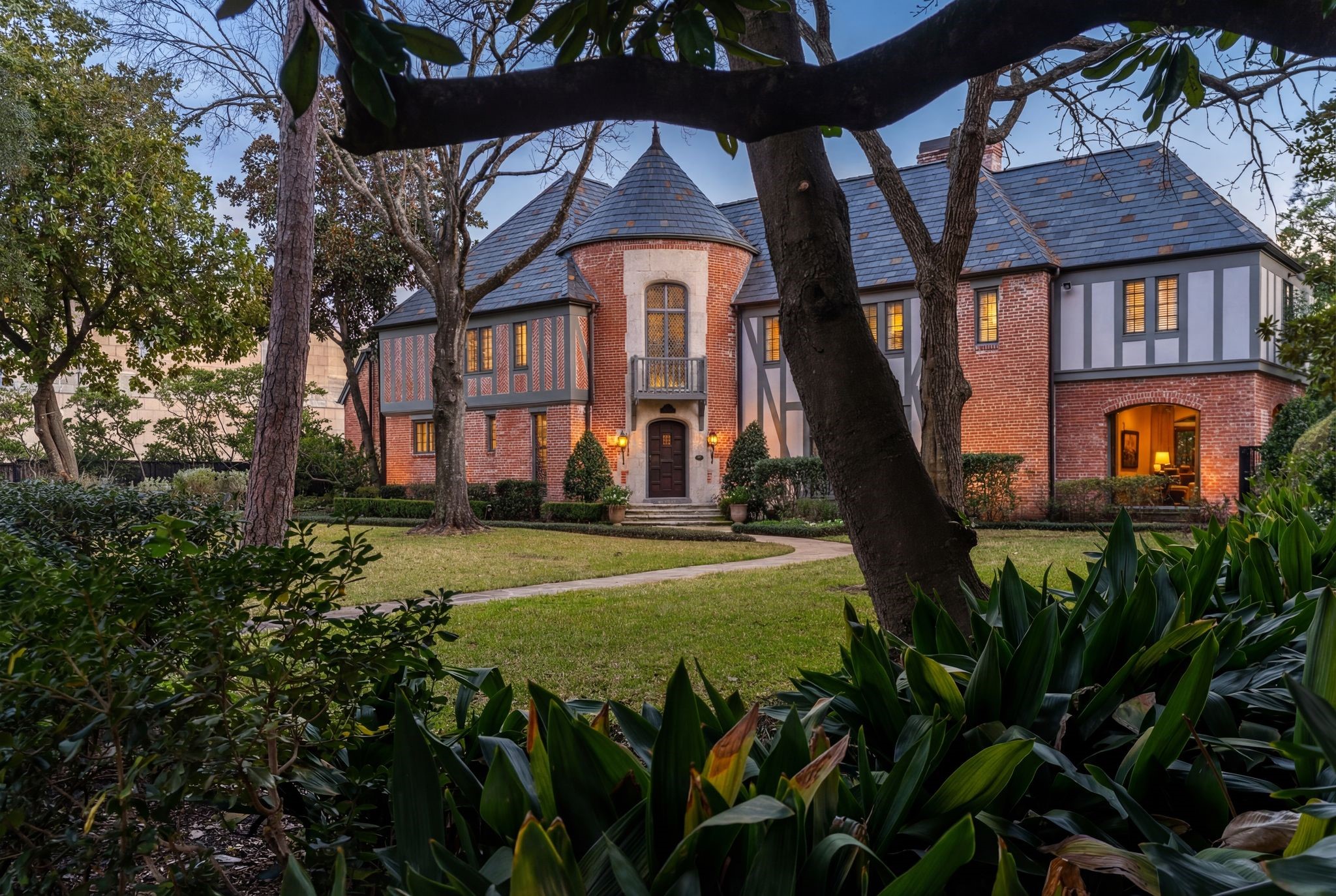 3325 Inwood Drive