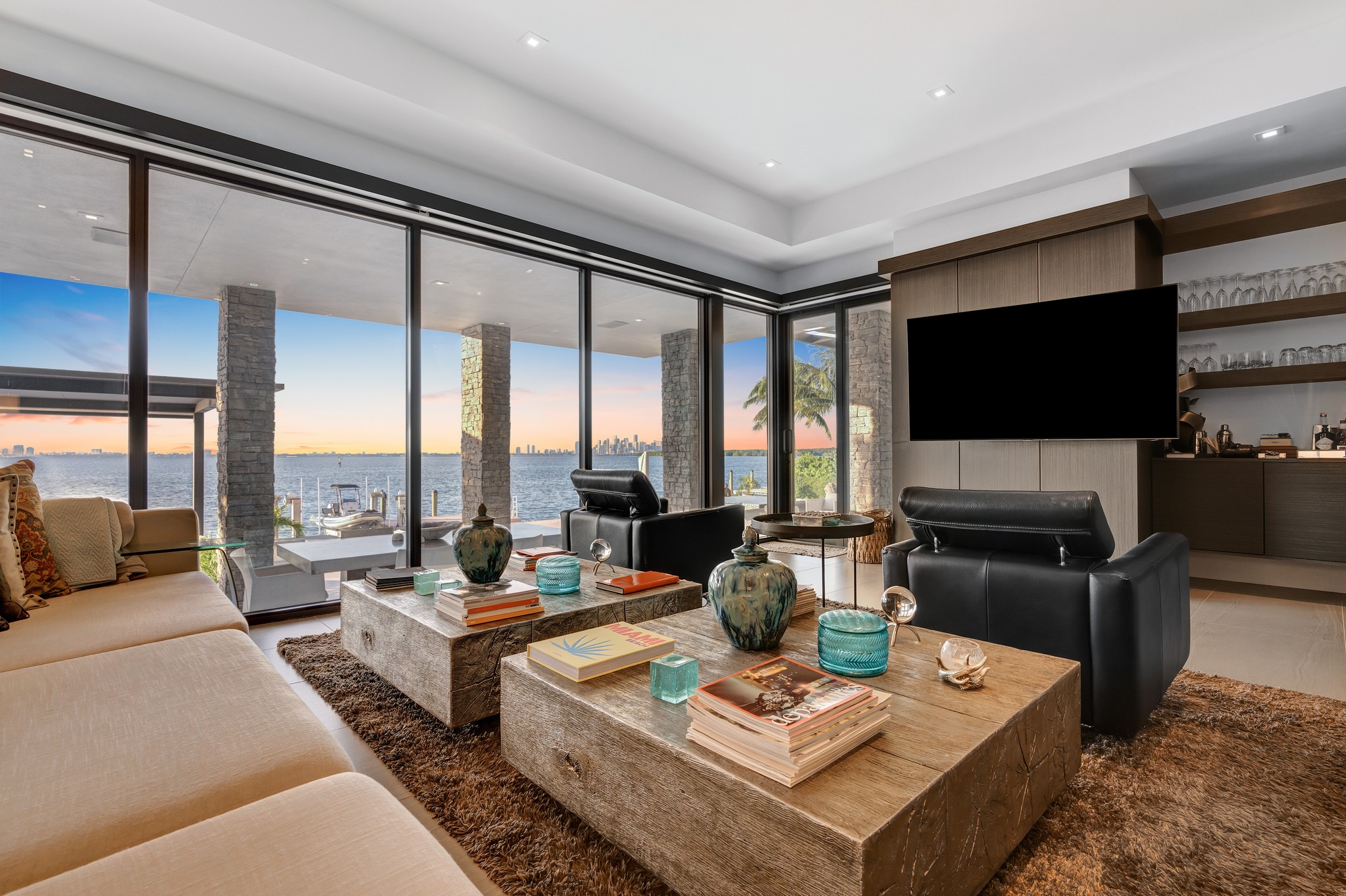 330 Harbor Dr 