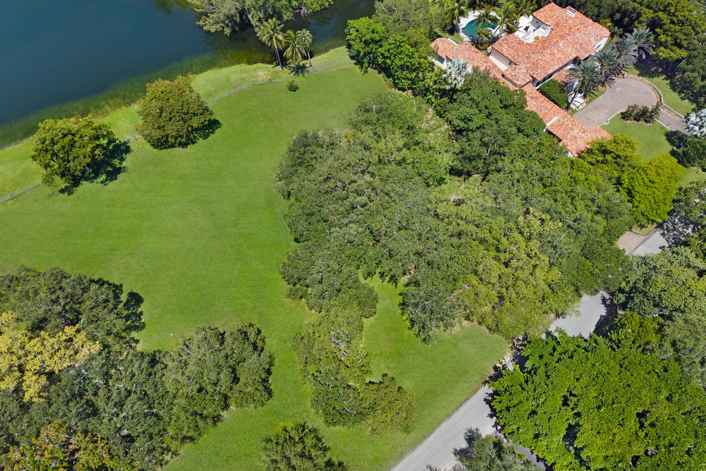 10600 Lakeside Dr 