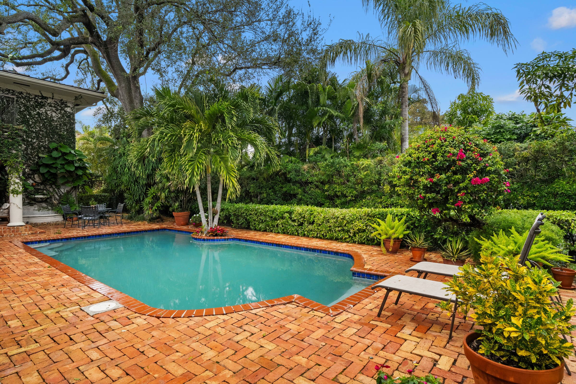 1255 Algardi Ave 