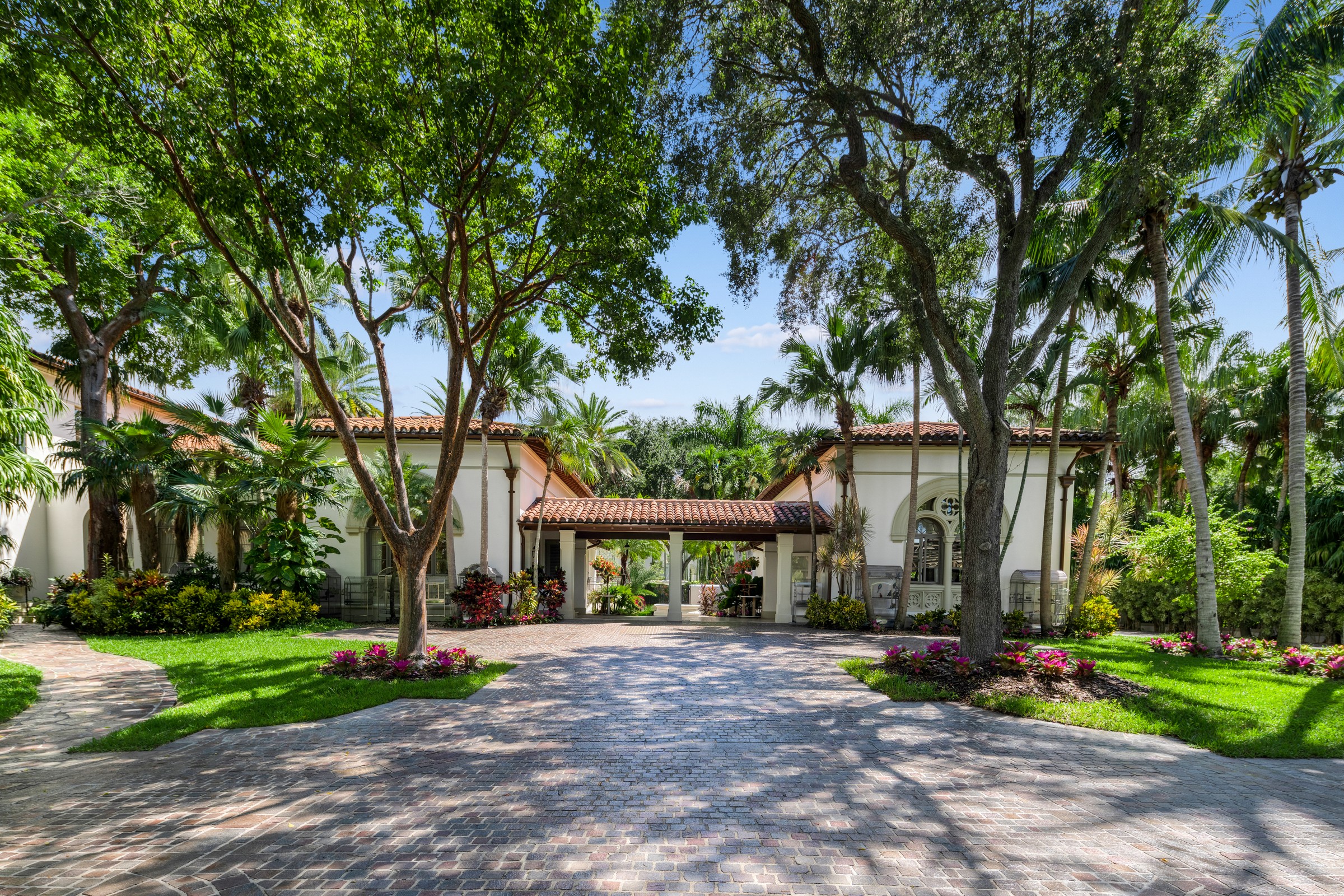 8901 Arvida Ln 