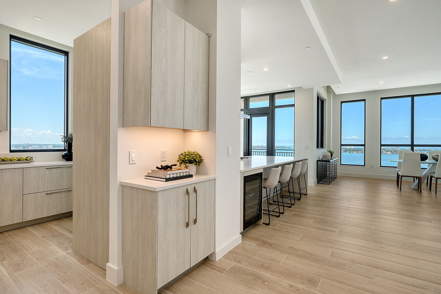 33 S Palm Avenue , 1601