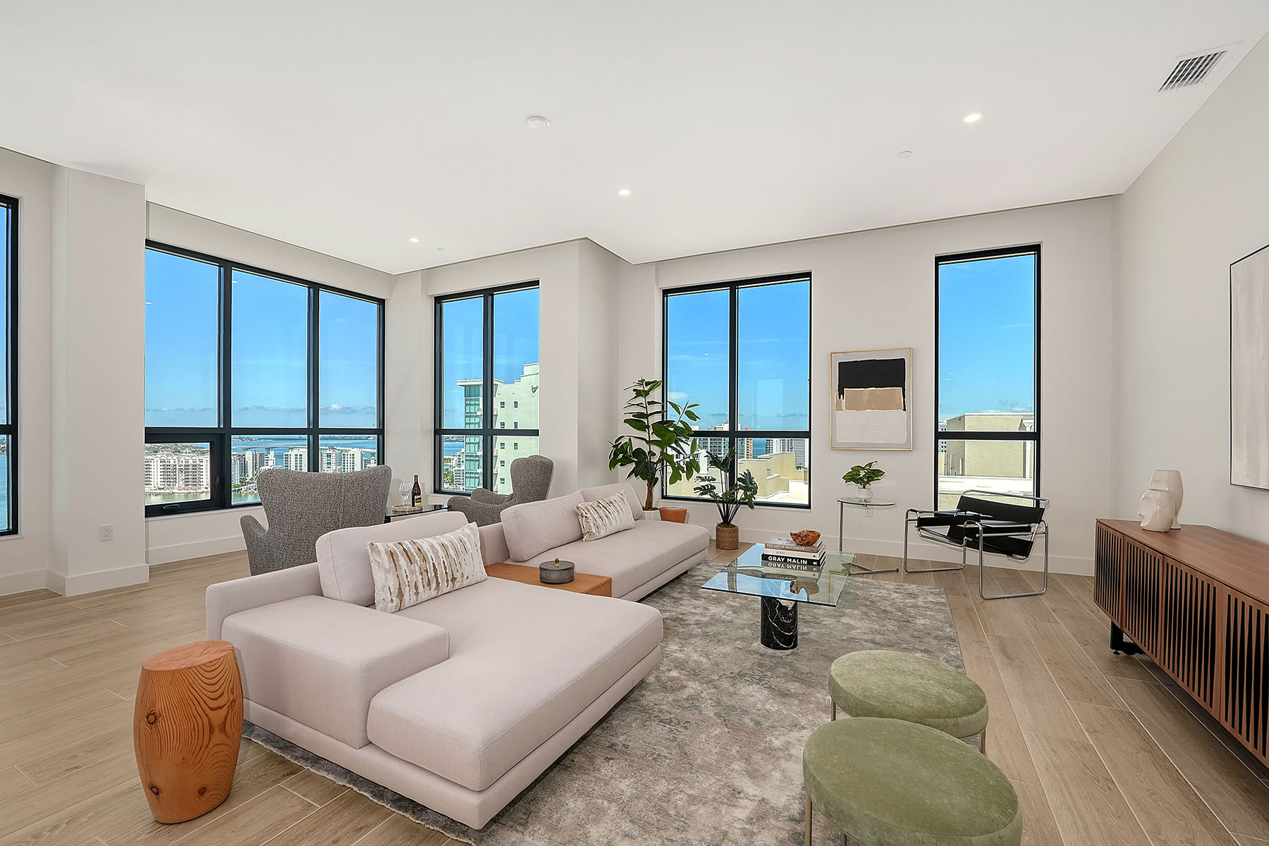 33 S Palm Avenue , 1601