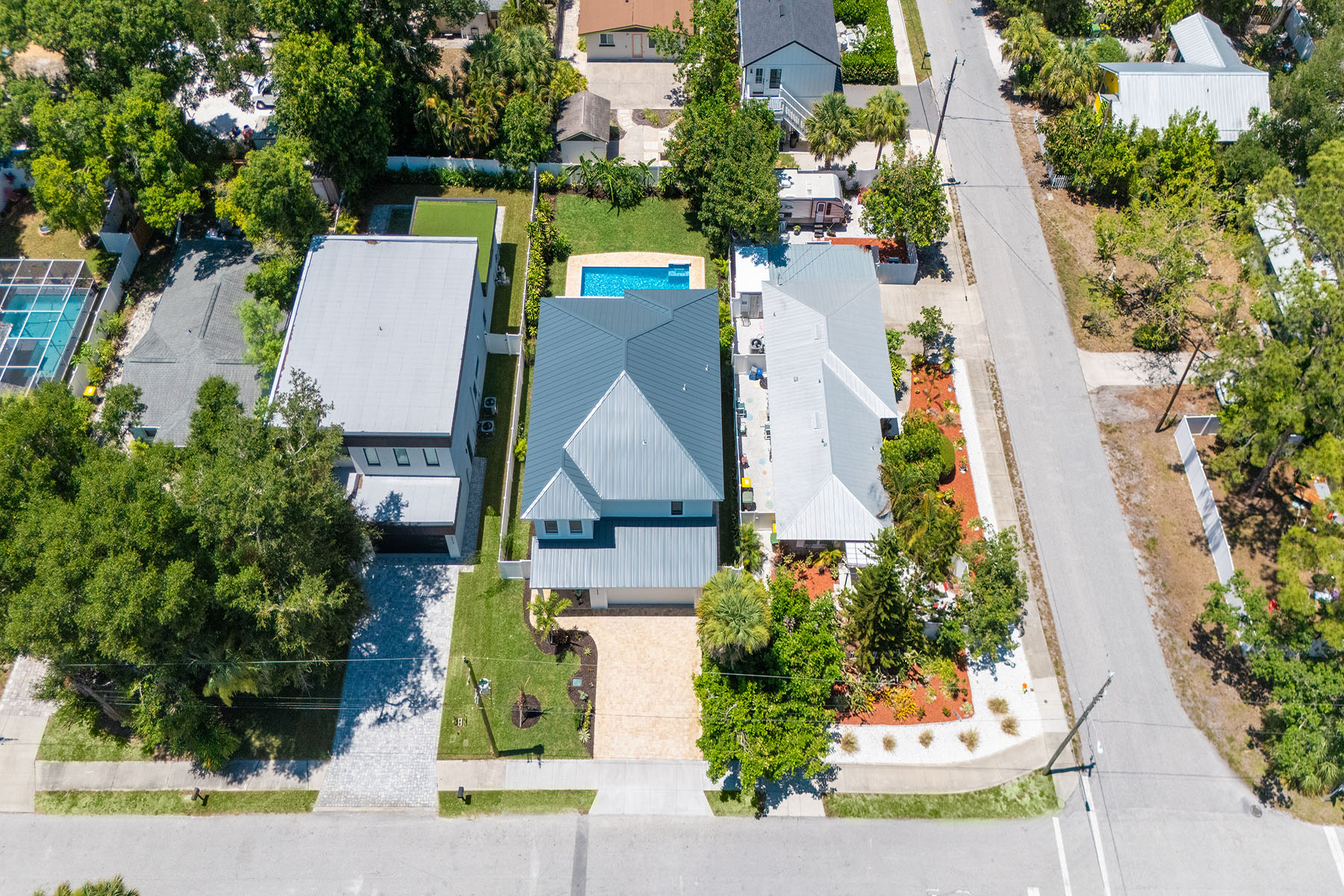 2483 Bay Street