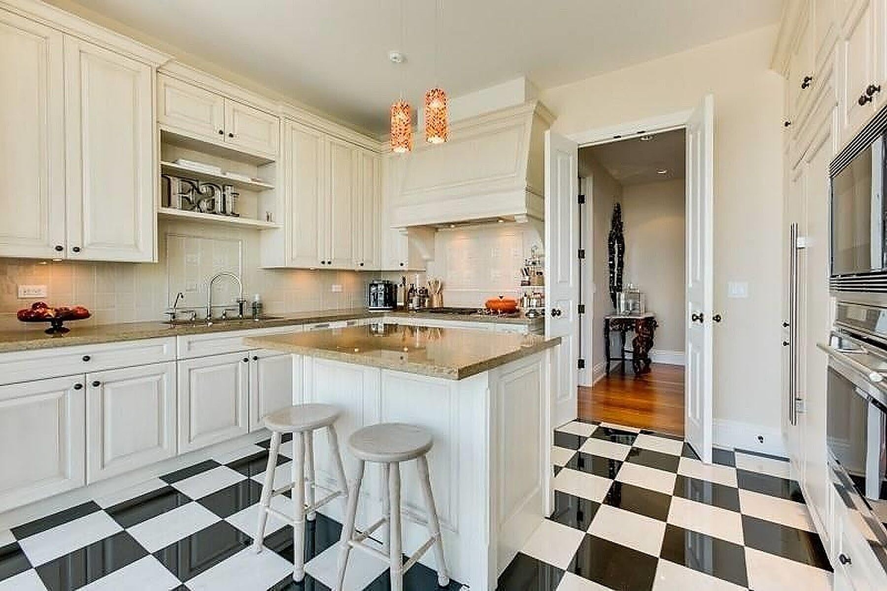183 Wellington St W  2602