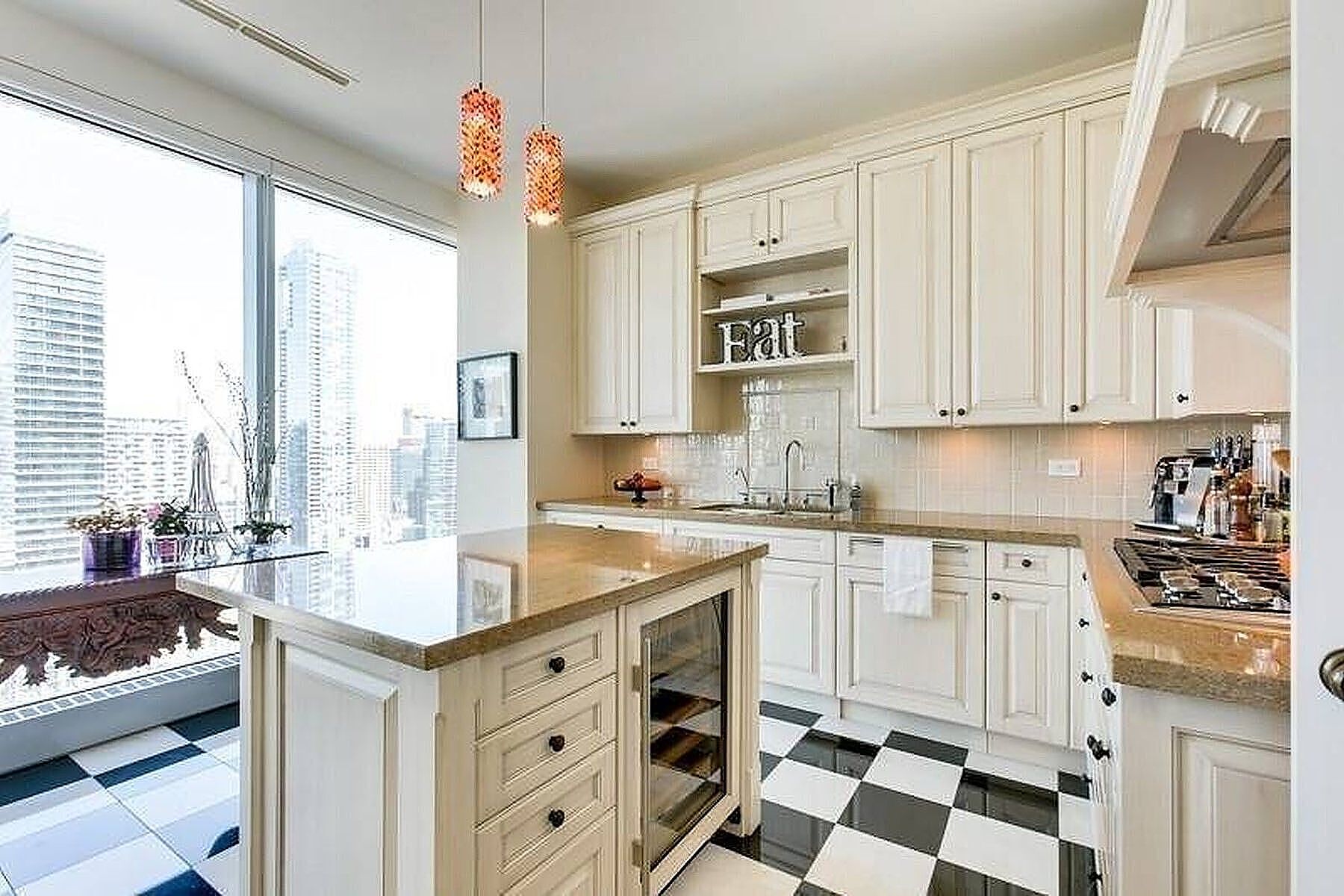 183 Wellington St W  2602