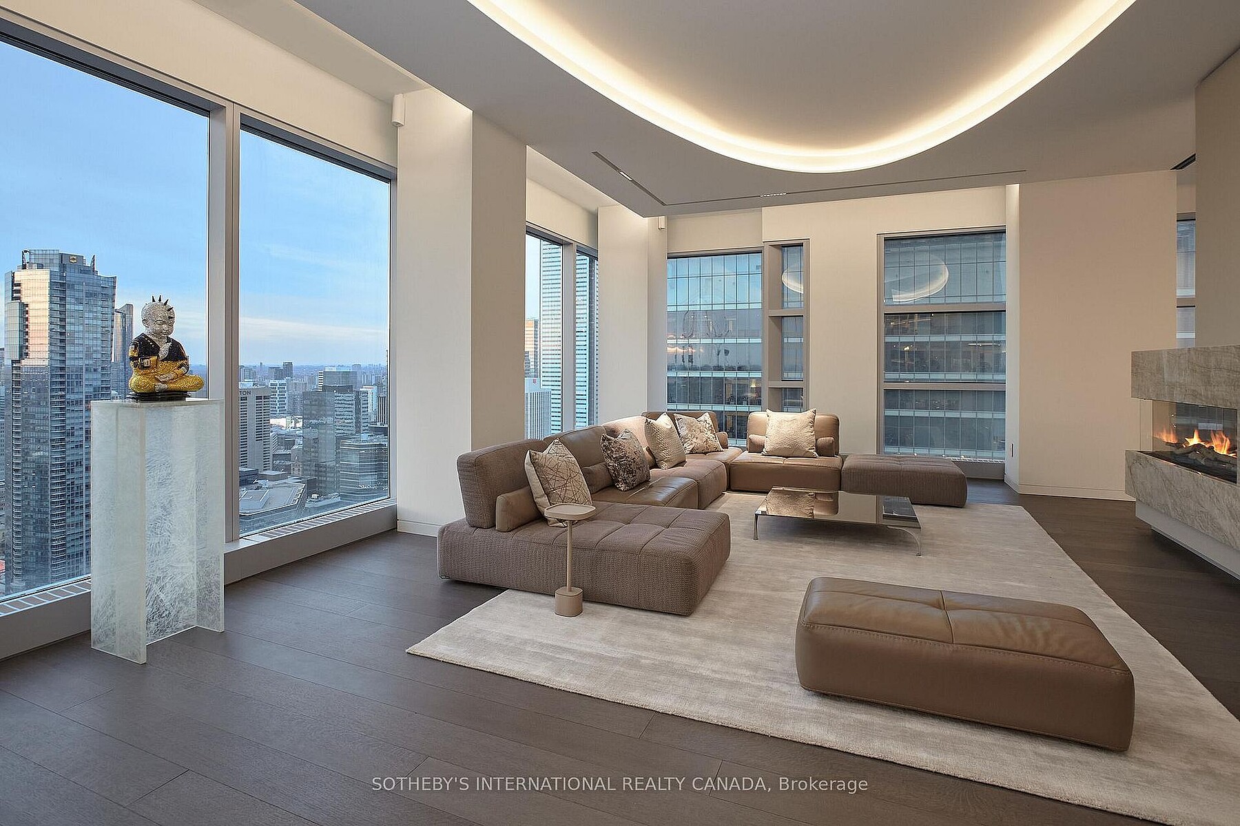 183 Wellington St W  4602/03