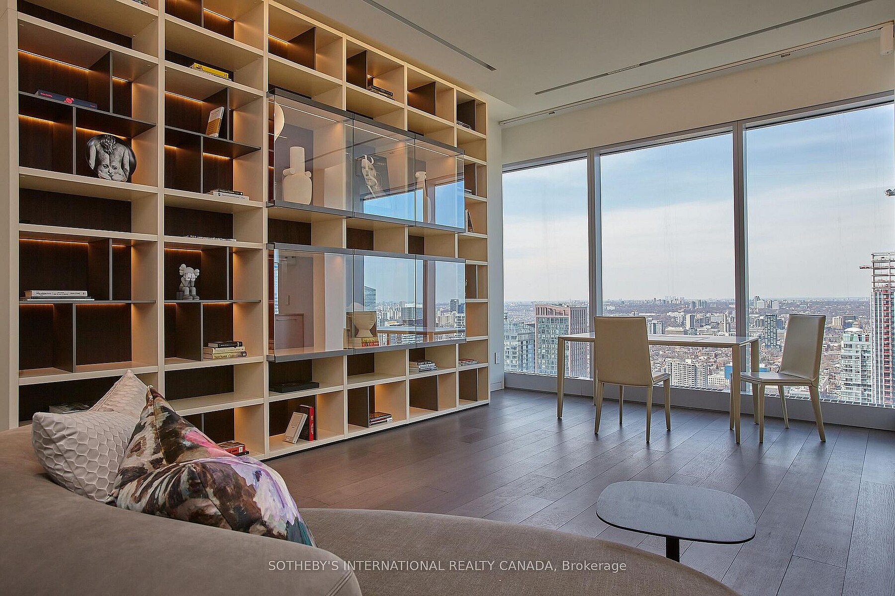 183 Wellington St W  4602/03