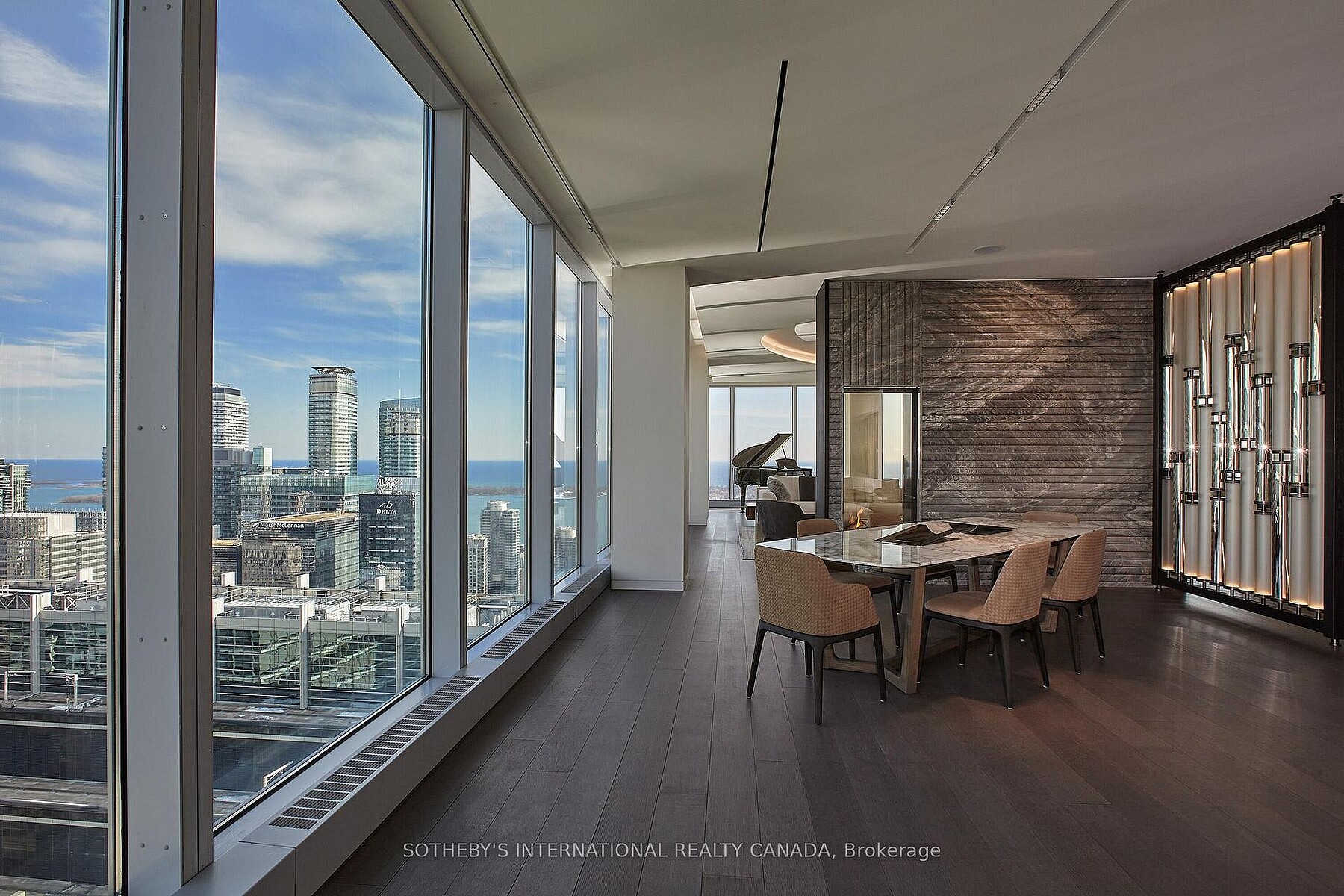 183 Wellington St W  4602/03