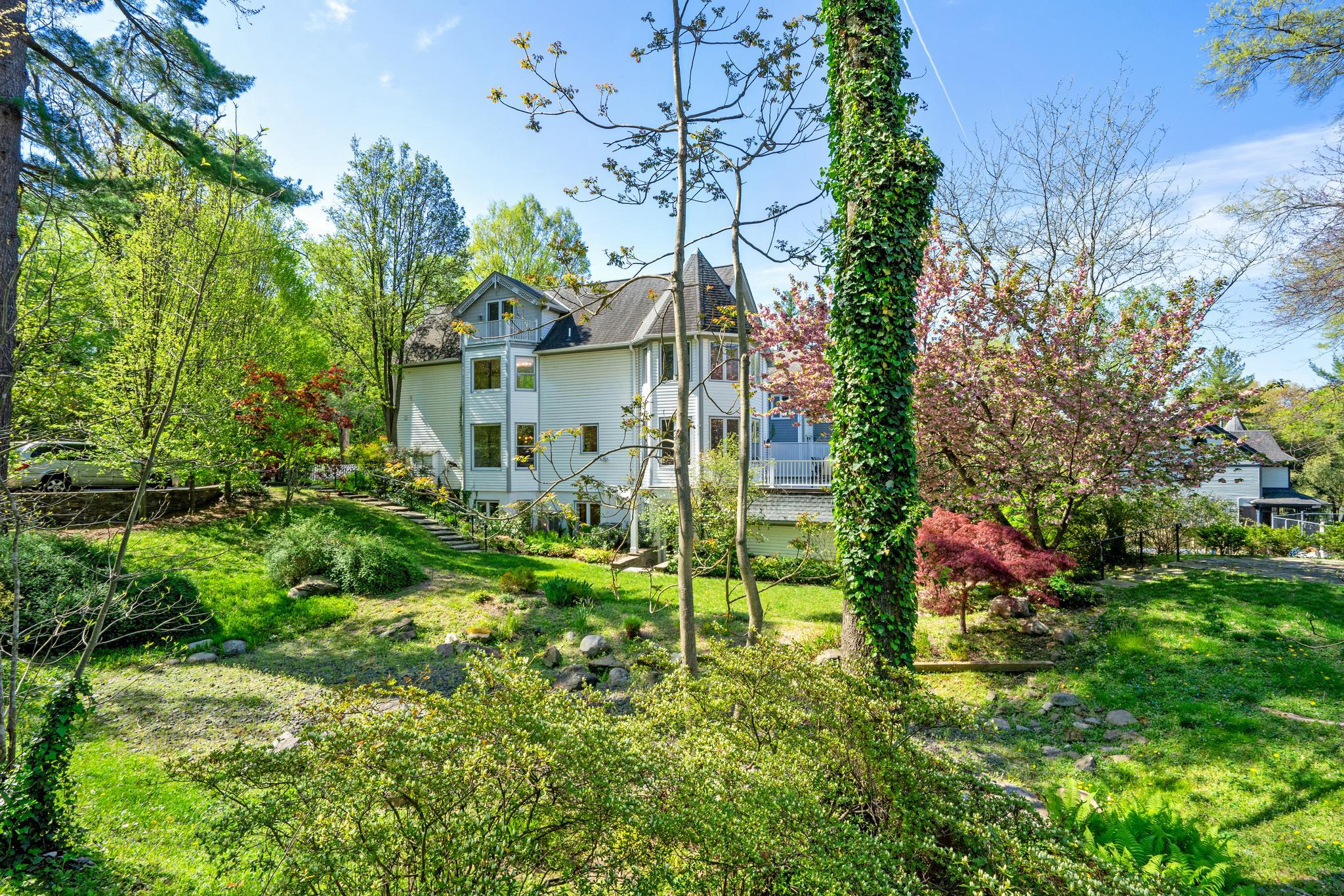 2722 Chain Bridge Road NW 