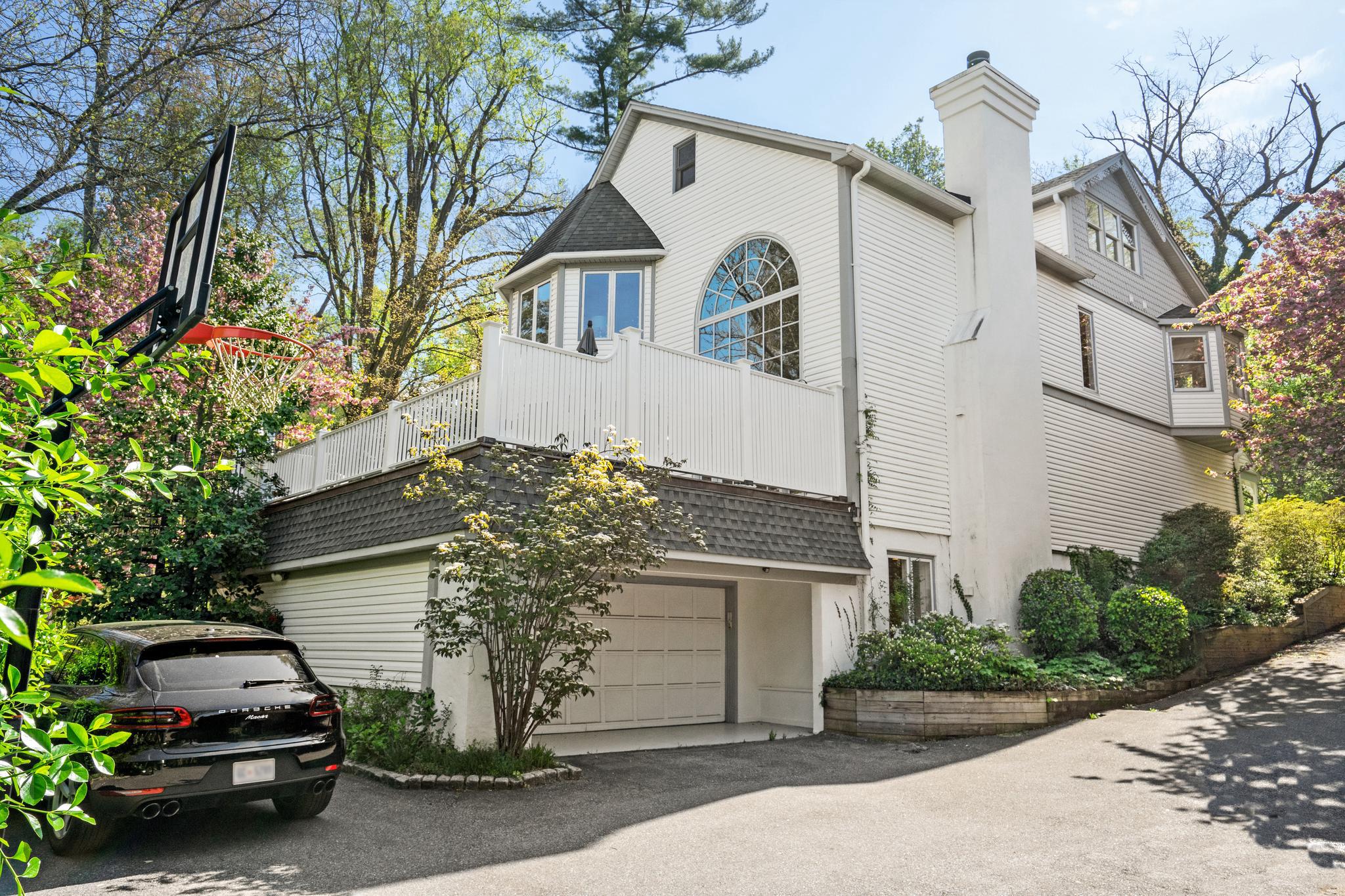 2722 Chain Bridge Road NW 
