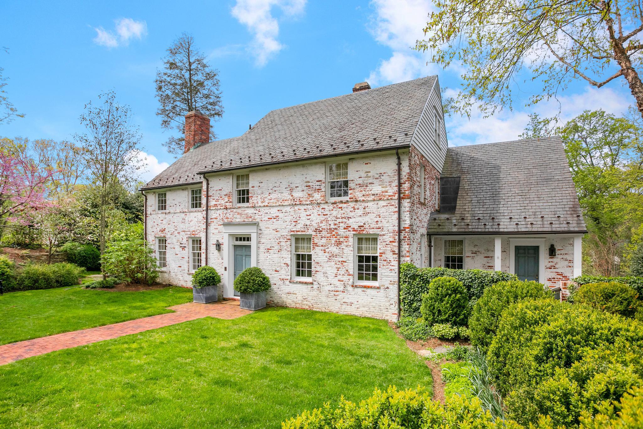 2824 Chain Bridge Road NW 