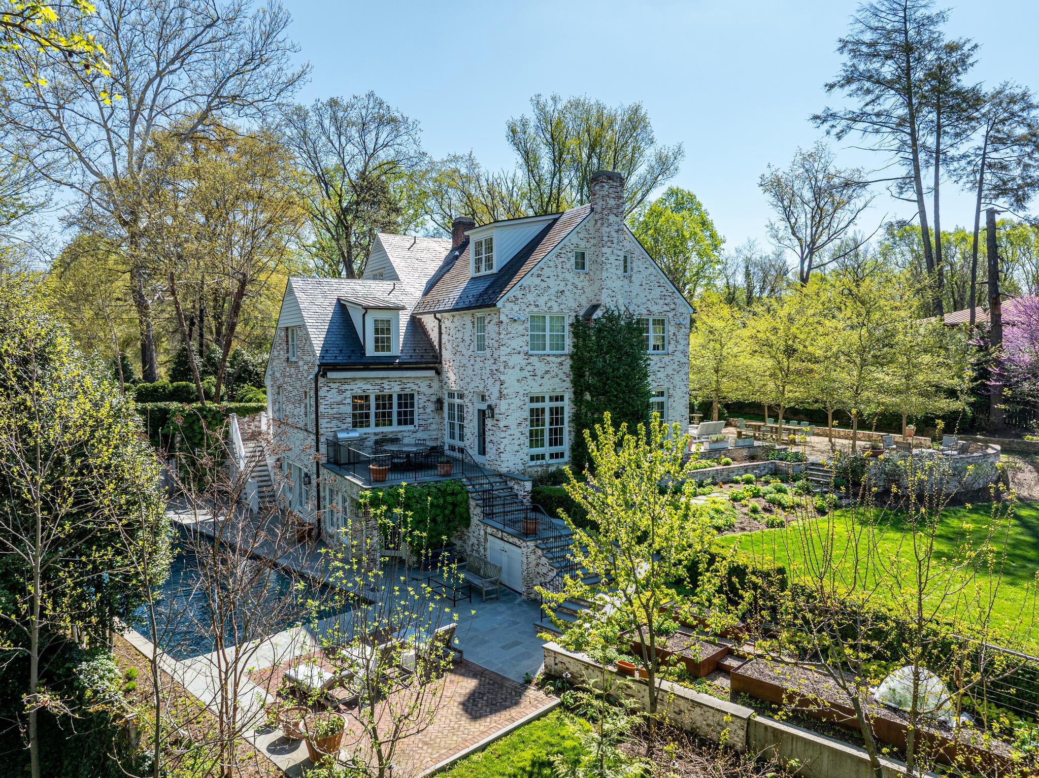 2824 Chain Bridge Road NW 