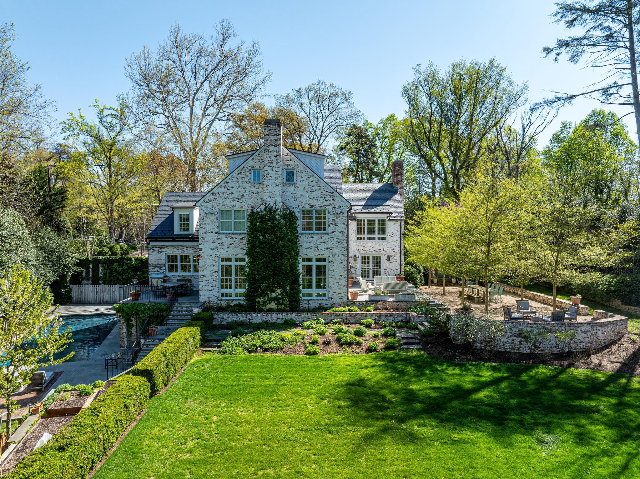 2824 Chain Bridge Road NW 