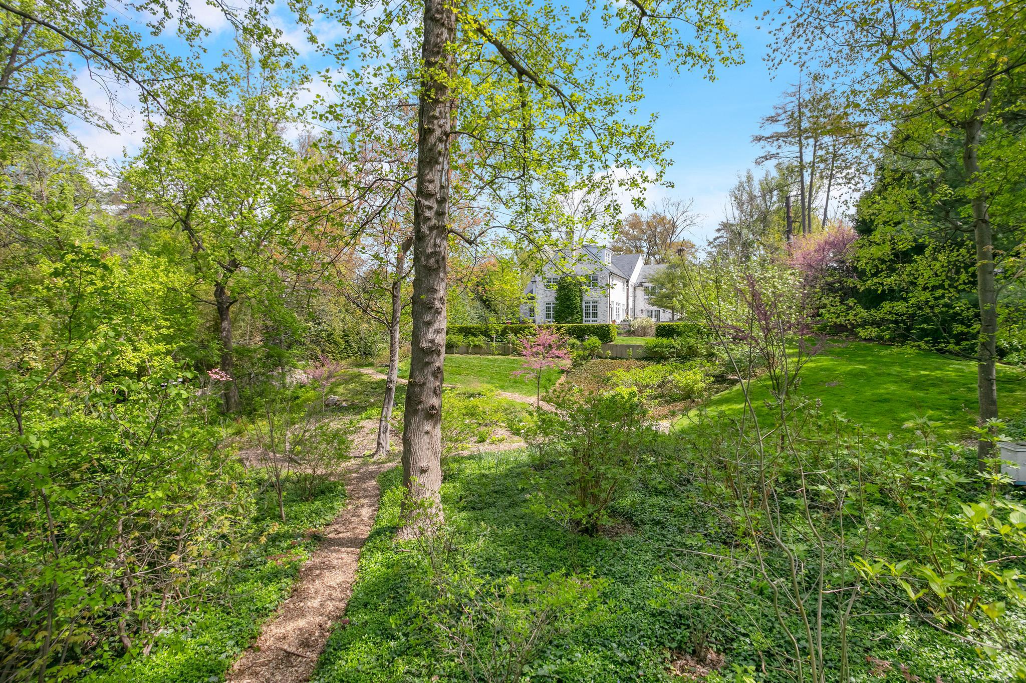 2824 Chain Bridge Road NW 