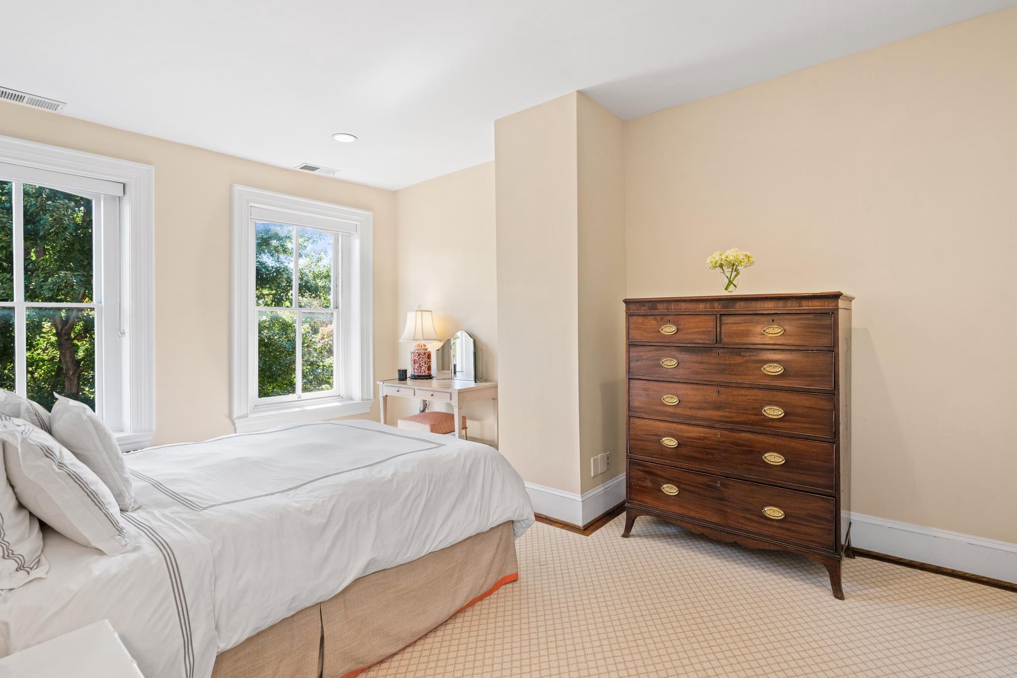 604 East Capitol Street NE 