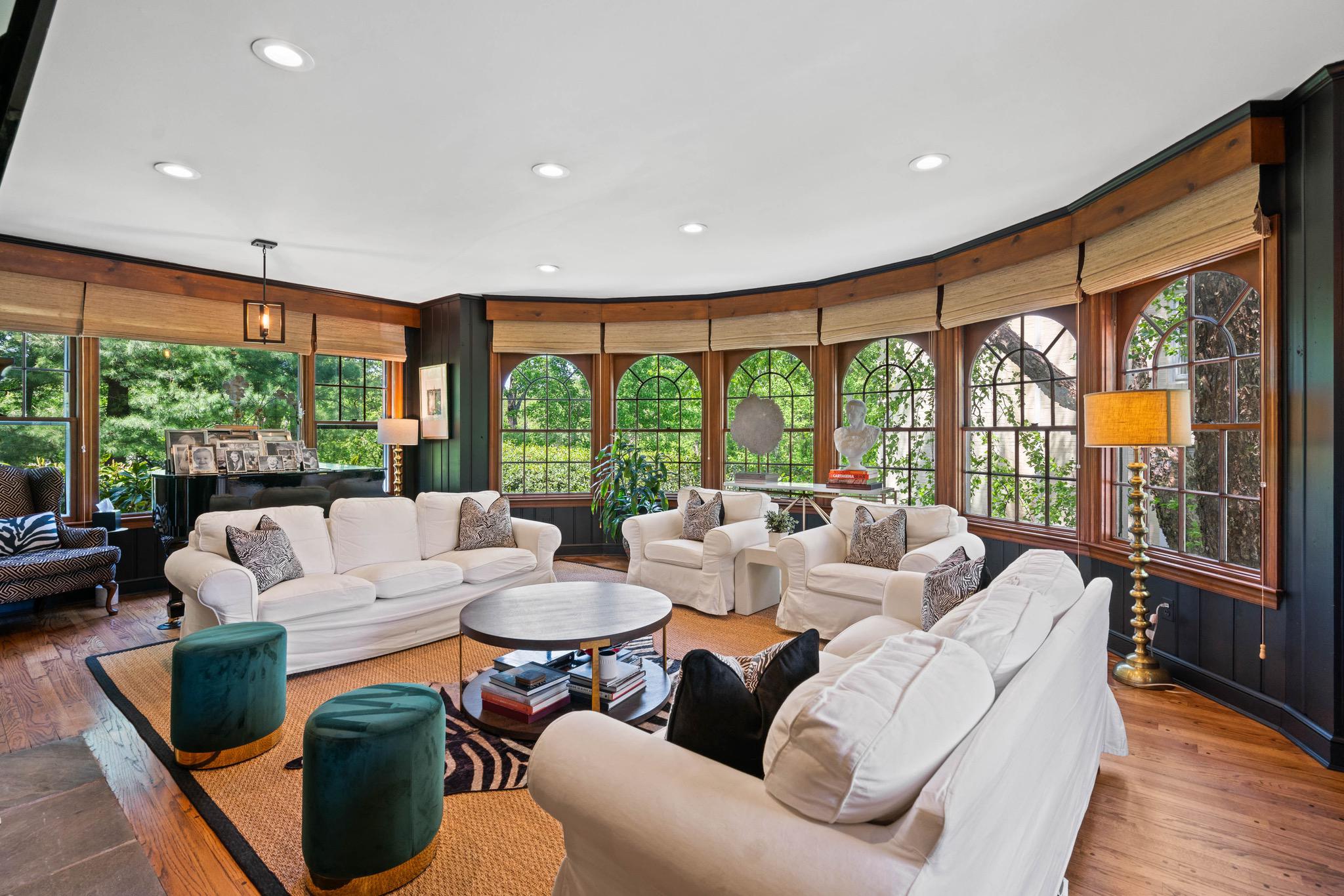 8 Farmington Court 