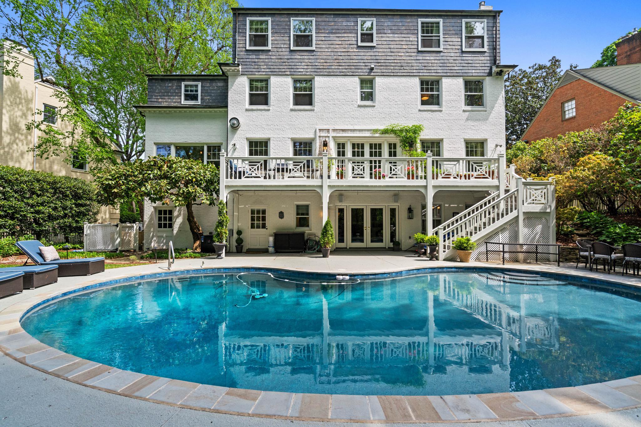 8 Farmington Court 