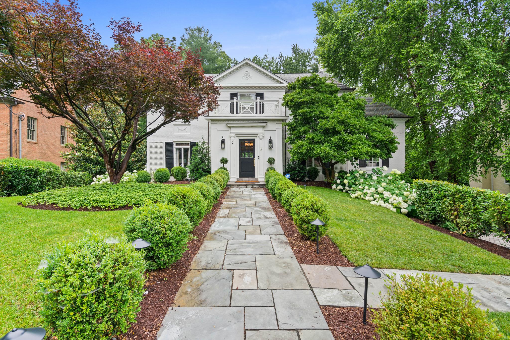8 Farmington Court 