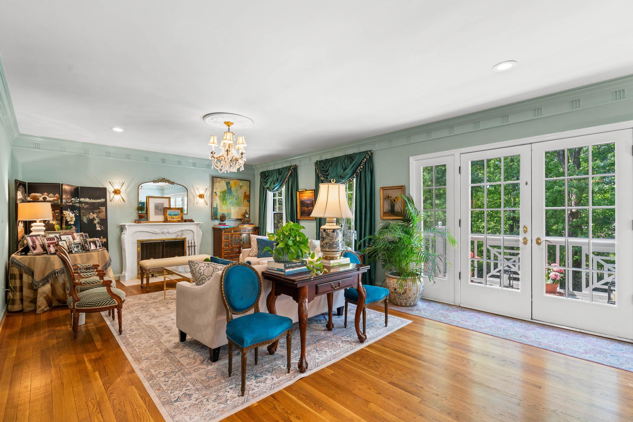 8 Farmington Court 